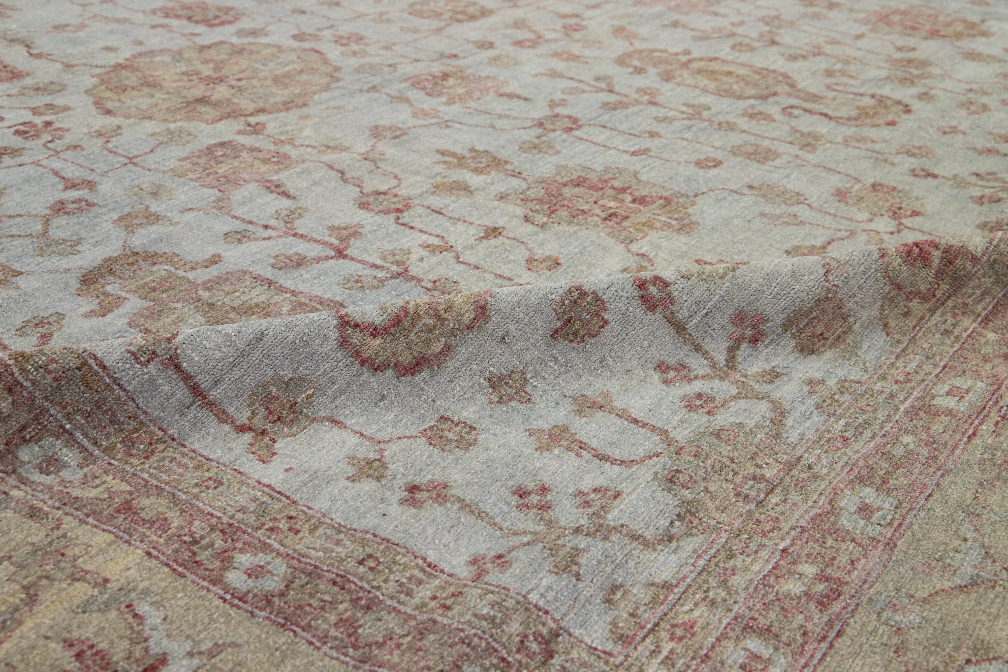 Tappeto grigio moderno in lana oversize in stile Oushak con design floreale in vendita 2