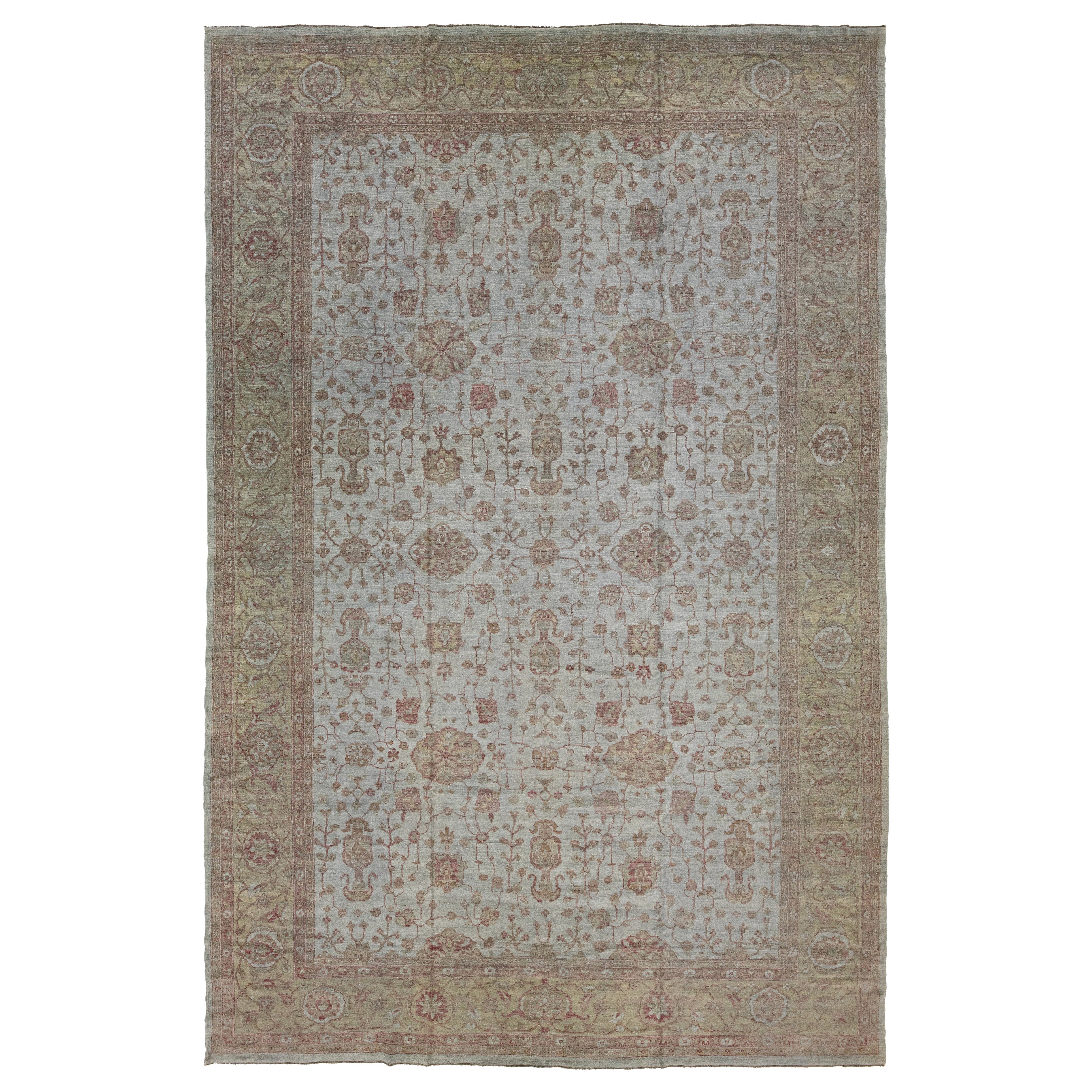 Tappeto grigio moderno in lana oversize in stile Oushak con design floreale in vendita