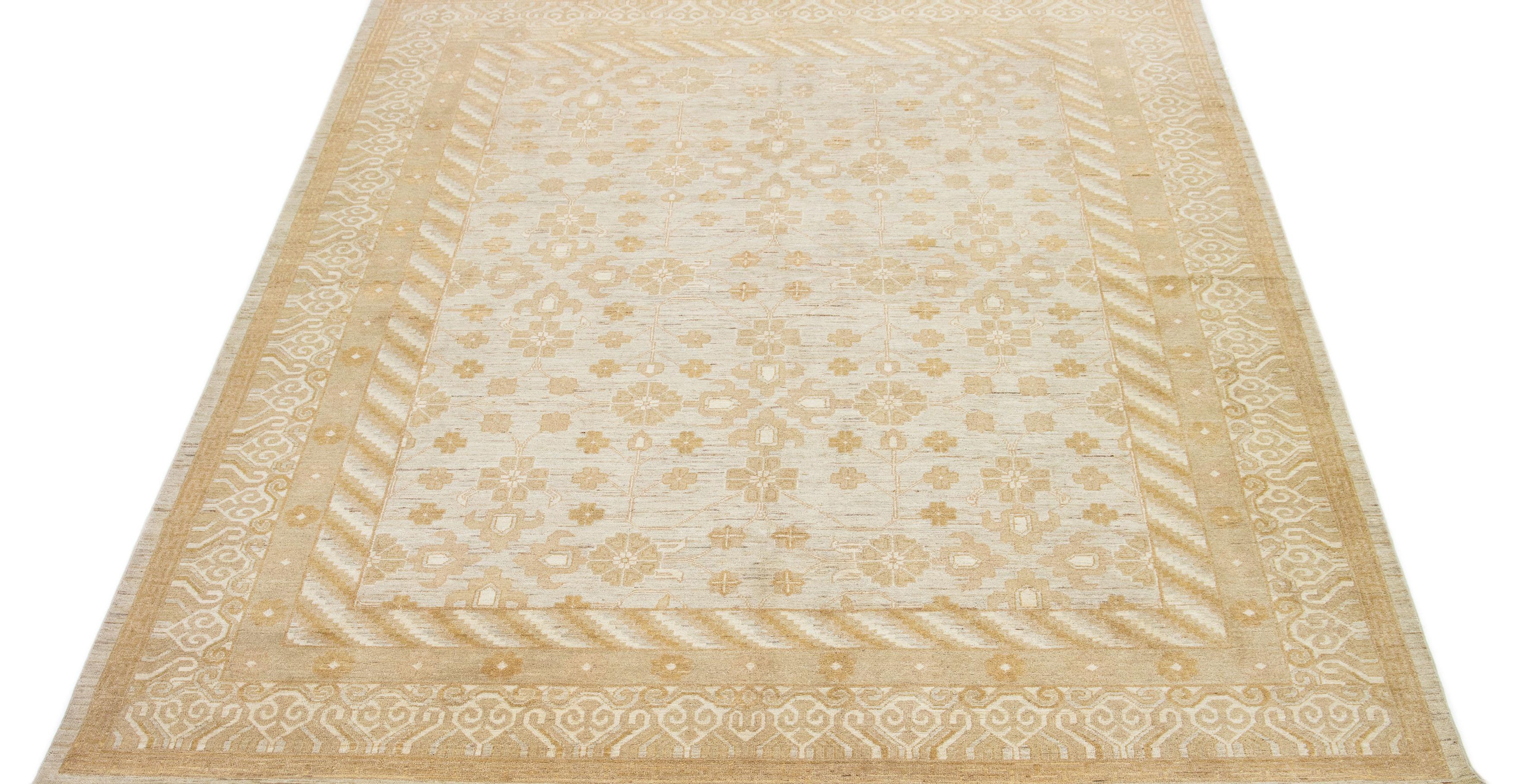 Beautiful Paki Peshawar hand-knotted wool rug with a gray color field. This modern rug has beige and tan accents in a Classic all-over floral motif.

This rug measures 9'1