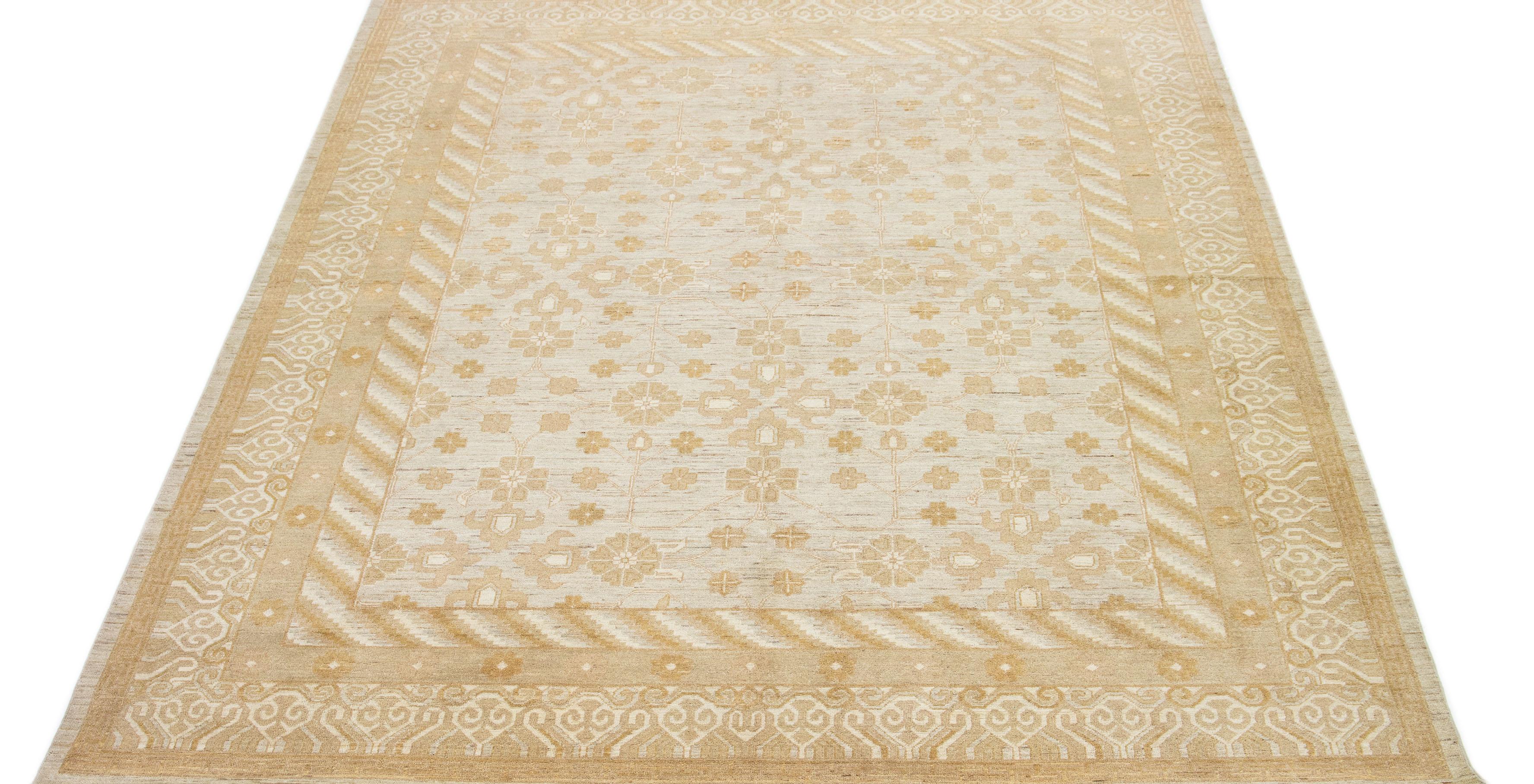Bellissimo tappeto in lana Paki Peshawar annodato a mano con campo grigio. Questo tappeto moderno presenta accenti beige e marrone in un motivo floreale classico all-over.

Questo tappeto misura 9'1