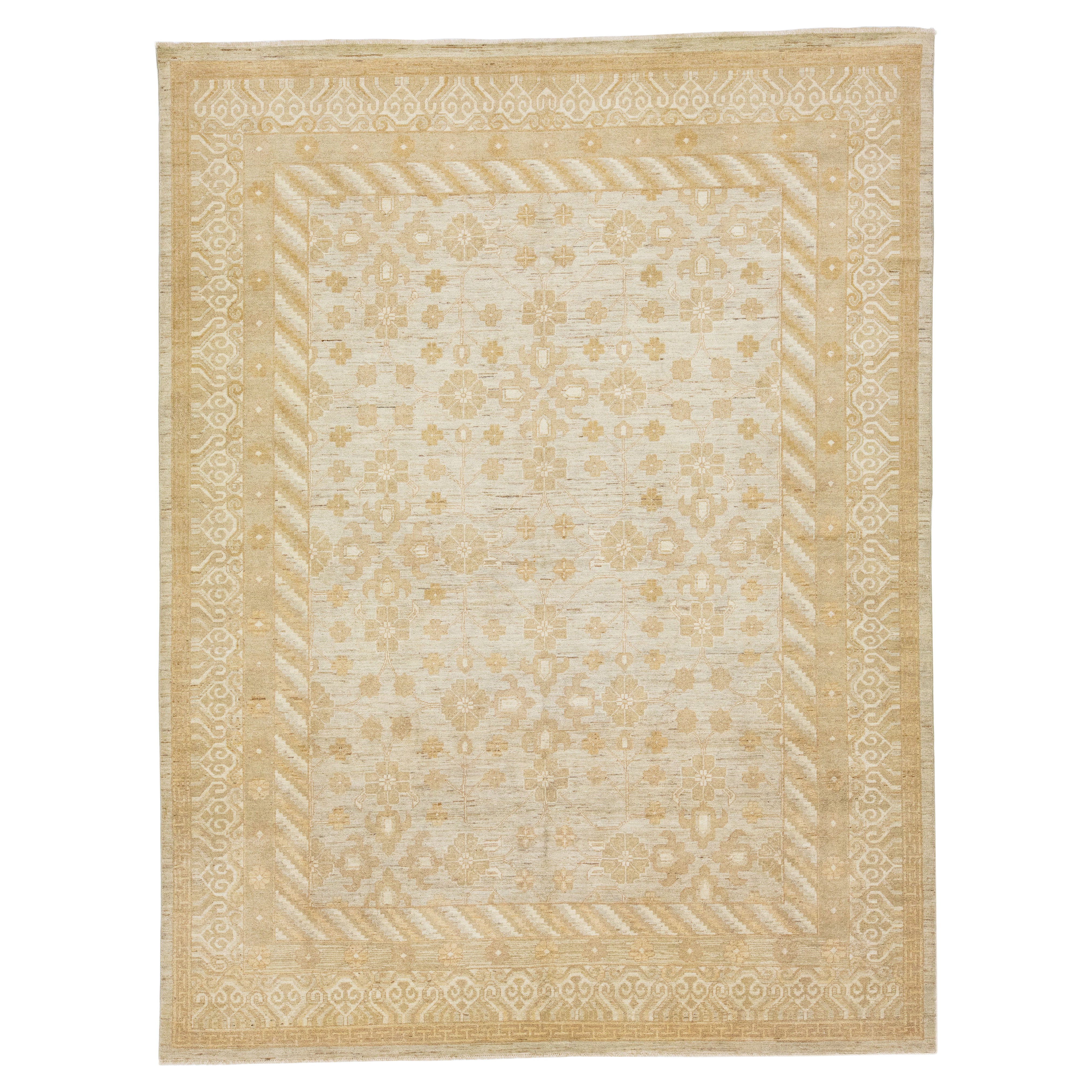 Tapis moderne Paki Peshawar en laine grise fait à la main avec motif floral