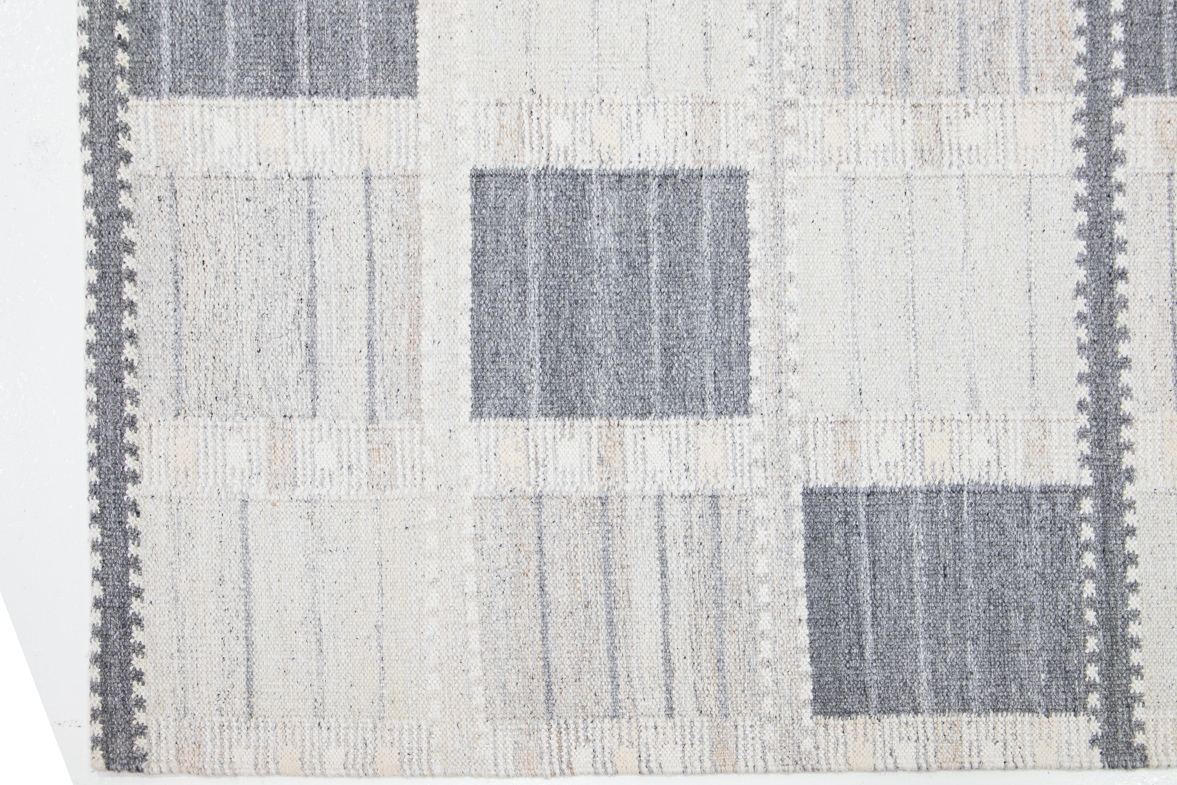 Noué à la main Tapis scandinave moderne en laine grise fabriqué à la main avec un motif géométrique en vente
