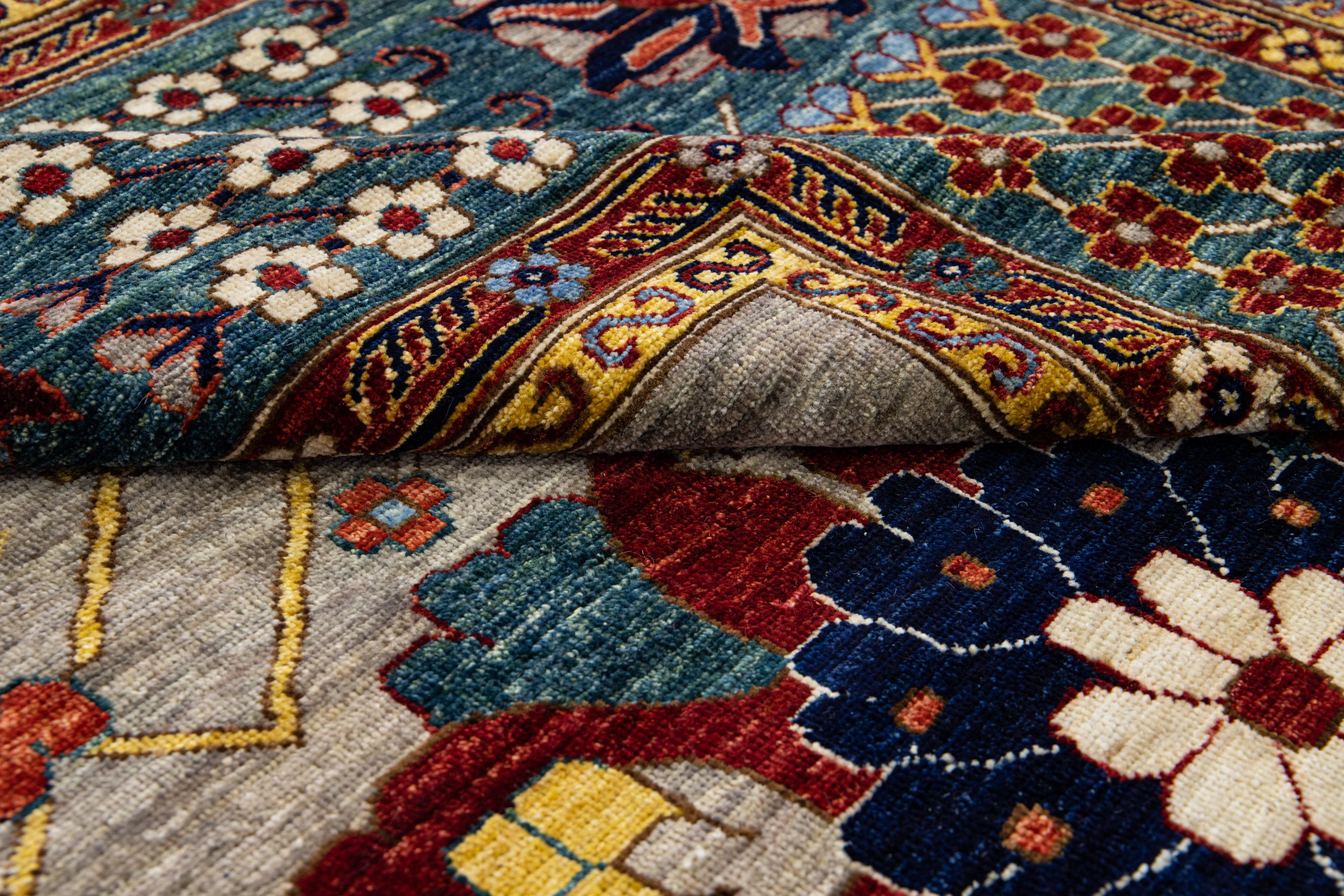 Handgefertigter, geblümter Wollteppich im Serapi-Stil in Grau im Angebot 1
