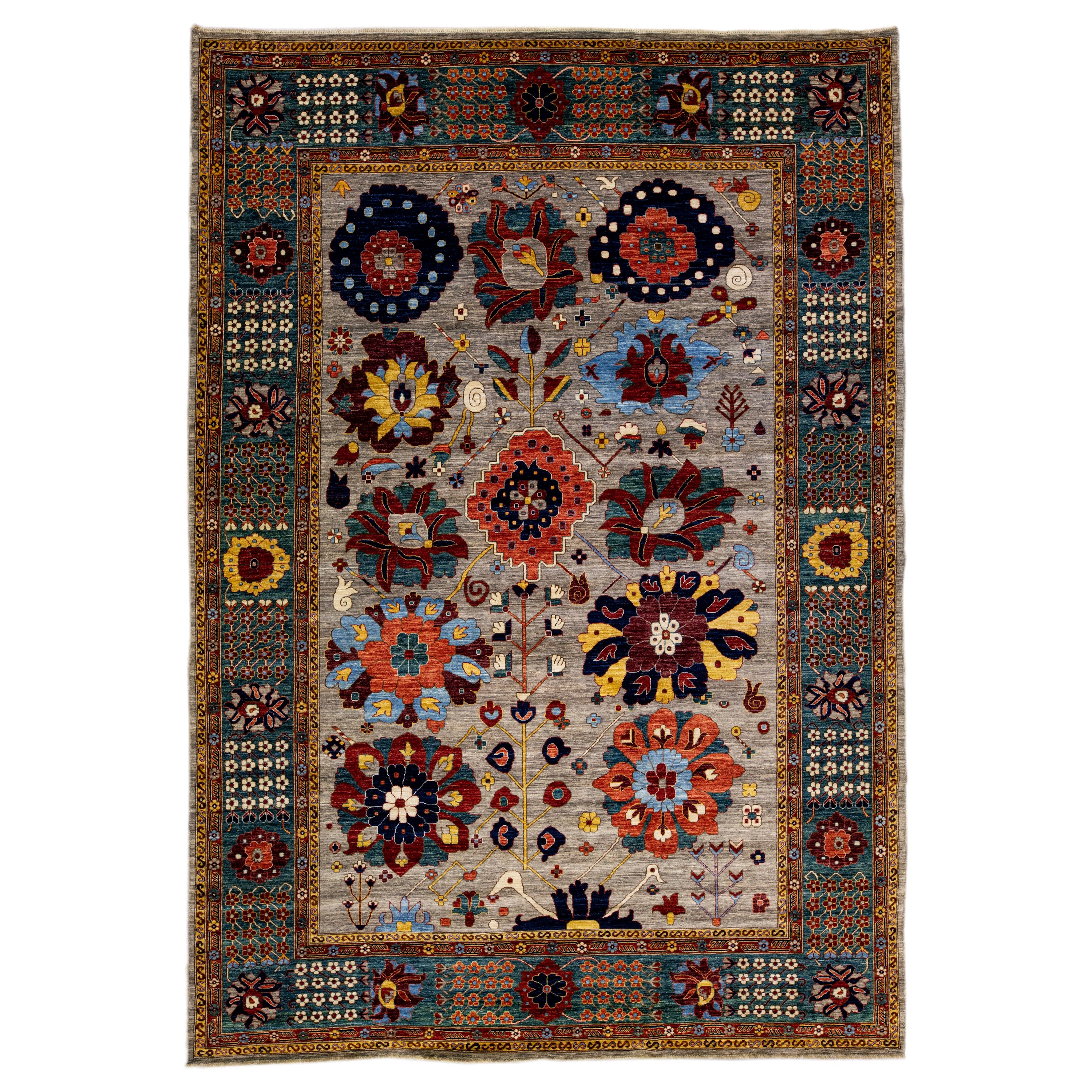 Tapis en laine gris moderne de style Serapi fait à la main avec motifs floraux