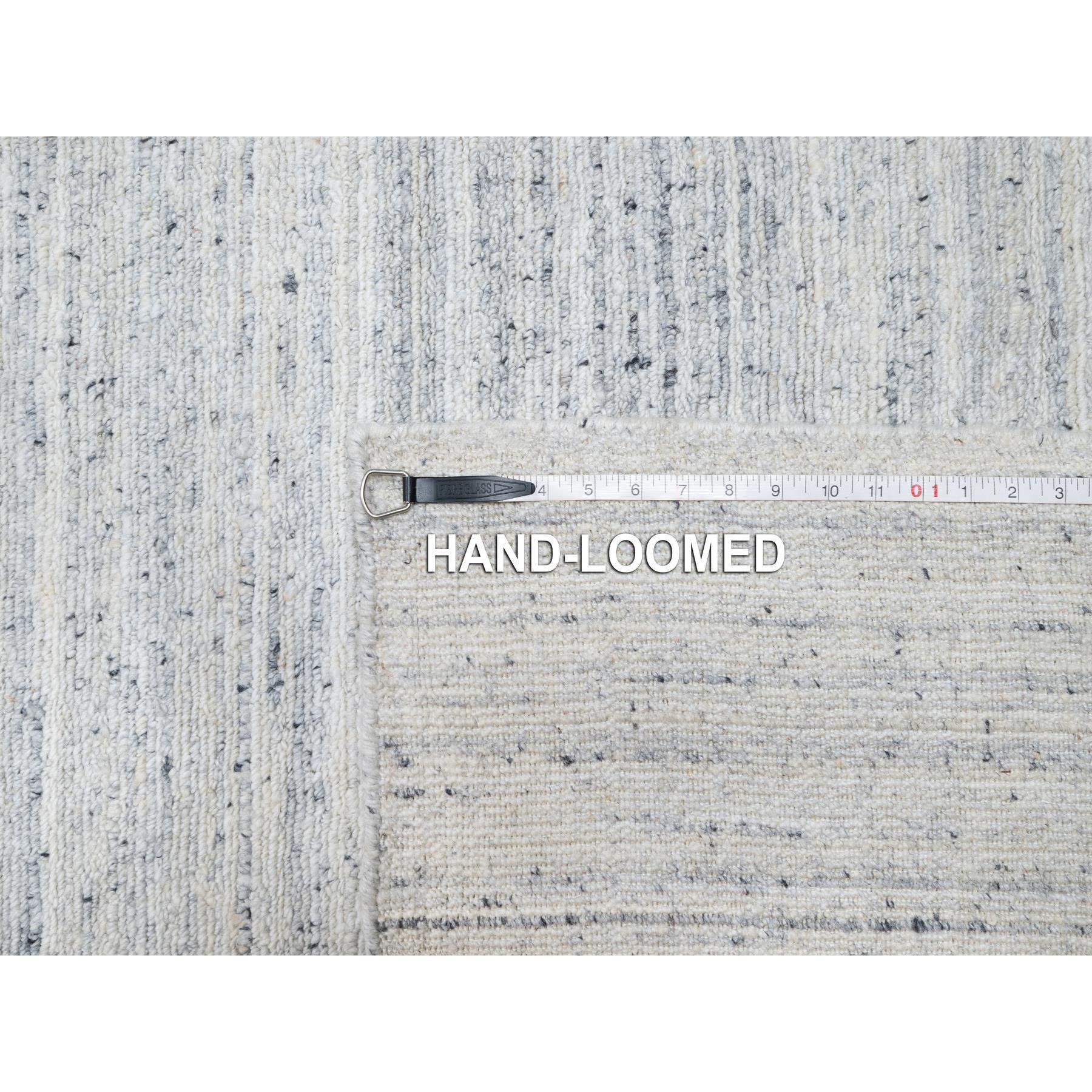 Grauer, moderner, grauer, Striae-Design-Teppich aus weicher Wolle, Ton auf Tone, handgefaltet, 12'1