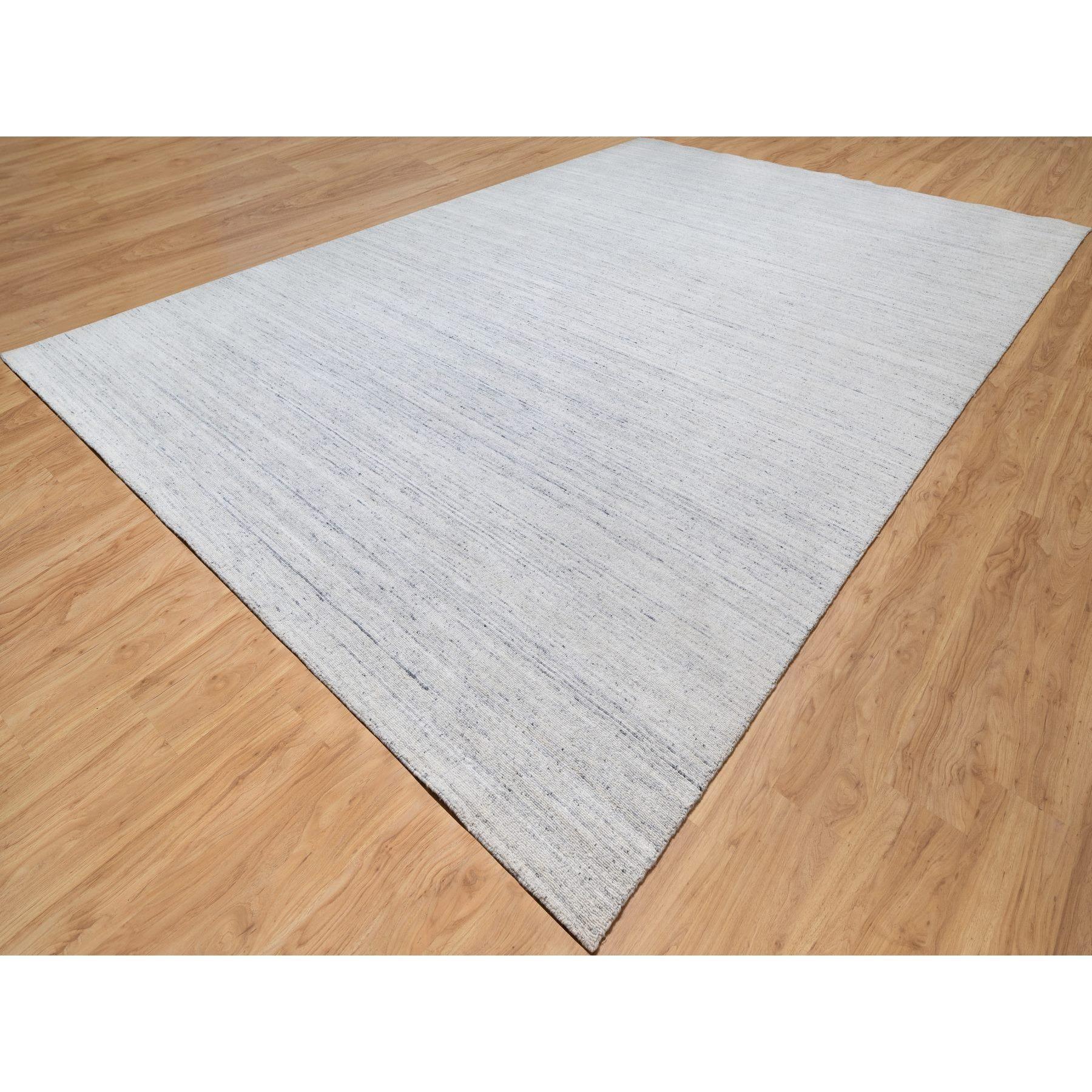 Grauer, moderner, grauer, Striae-Design-Teppich aus weicher Wolle, Ton auf Tone, handgefaltet, 12'1
