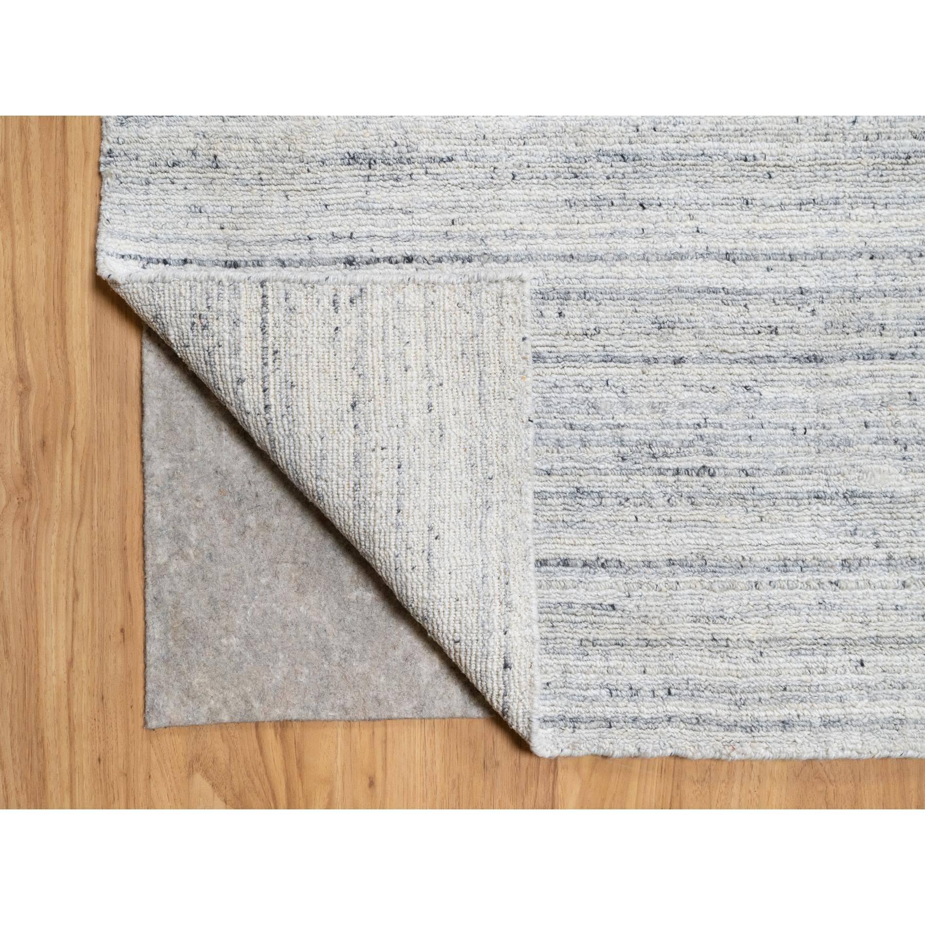 Grauer, moderner, grauer, Striae-Design-Teppich aus weicher Wolle, Ton auf Tone, handgefaltet, 12'1