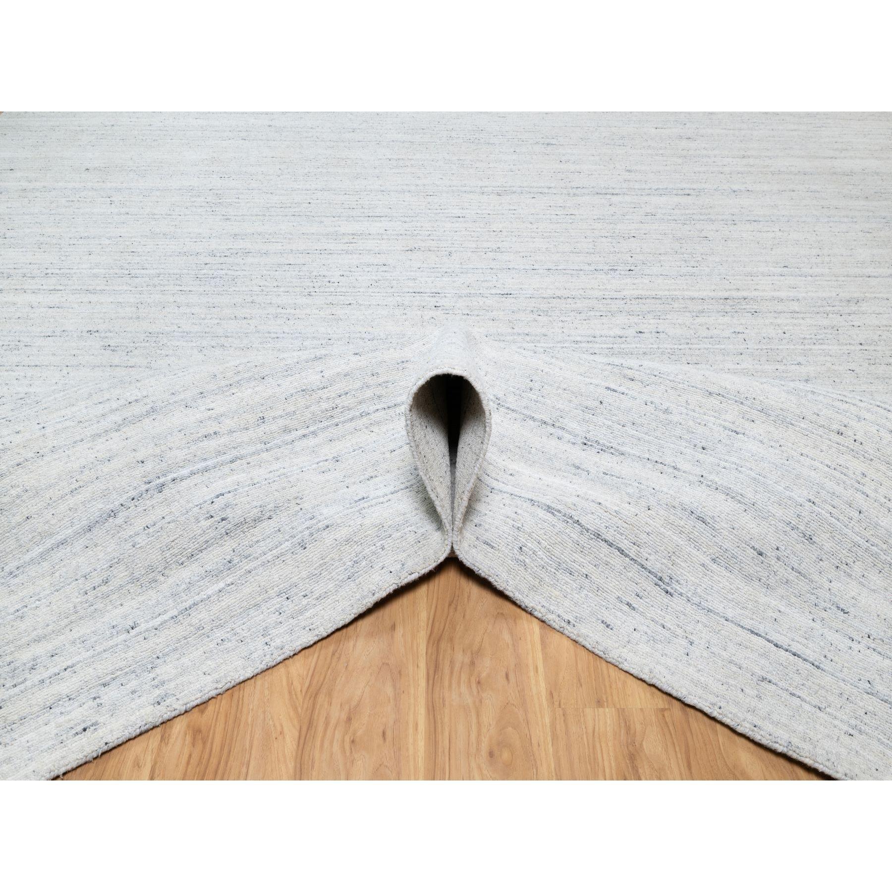 Grauer, moderner, grauer, Striae-Design-Teppich aus weicher Wolle, Ton auf Tone, handgefaltet, 12'1
