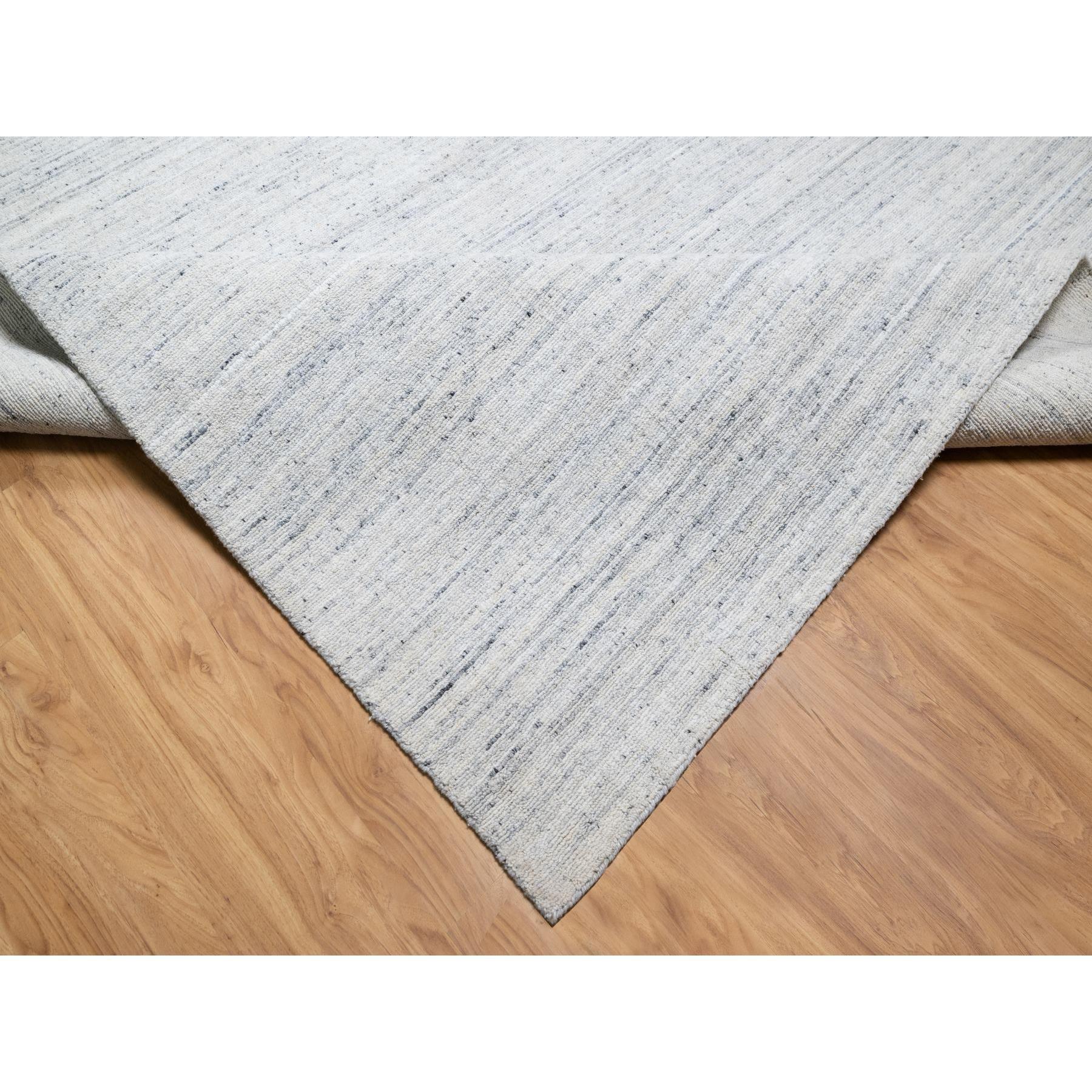 Grauer, moderner, grauer, Striae-Design-Teppich aus weicher Wolle, Ton auf Tone, handgefaltet, 12'1