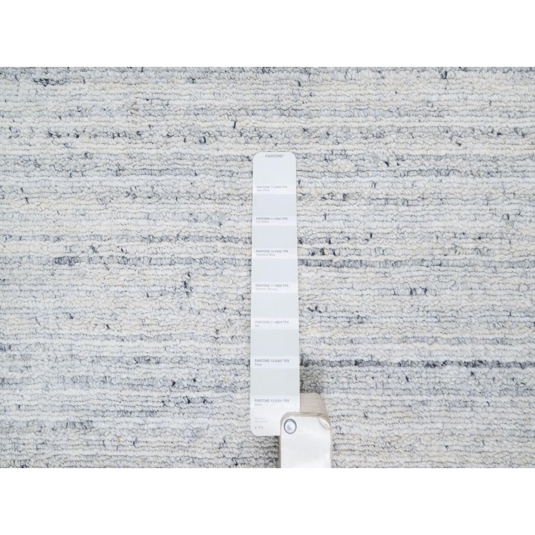 Grauer, moderner, grauer, Striae-Design-Teppich aus weicher Wolle, Ton auf Tone, handgefaltet, 12'1