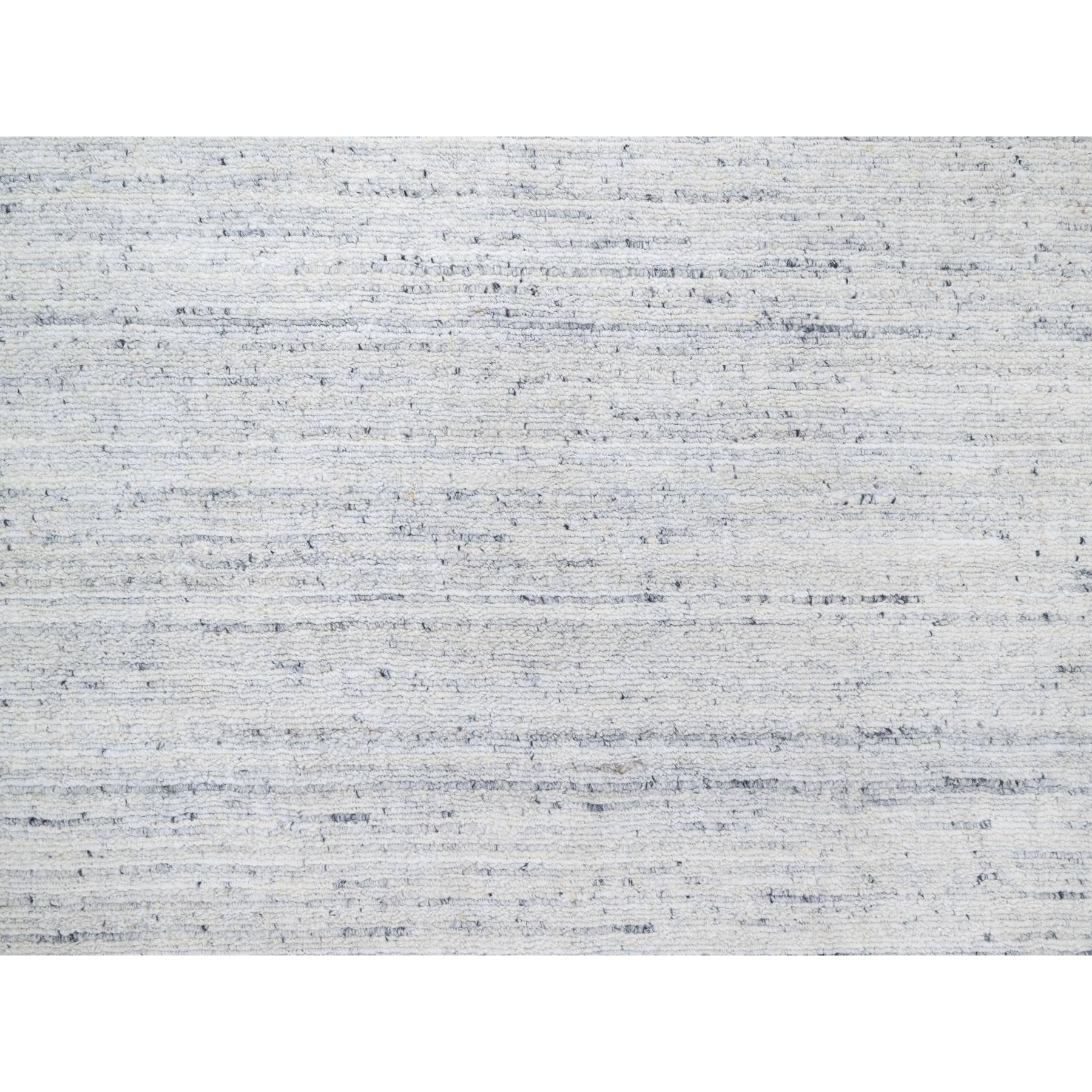 Grauer, moderner, grauer, Striae-Design-Teppich aus weicher Wolle, Ton auf Tone, handgefaltet, 12'1
