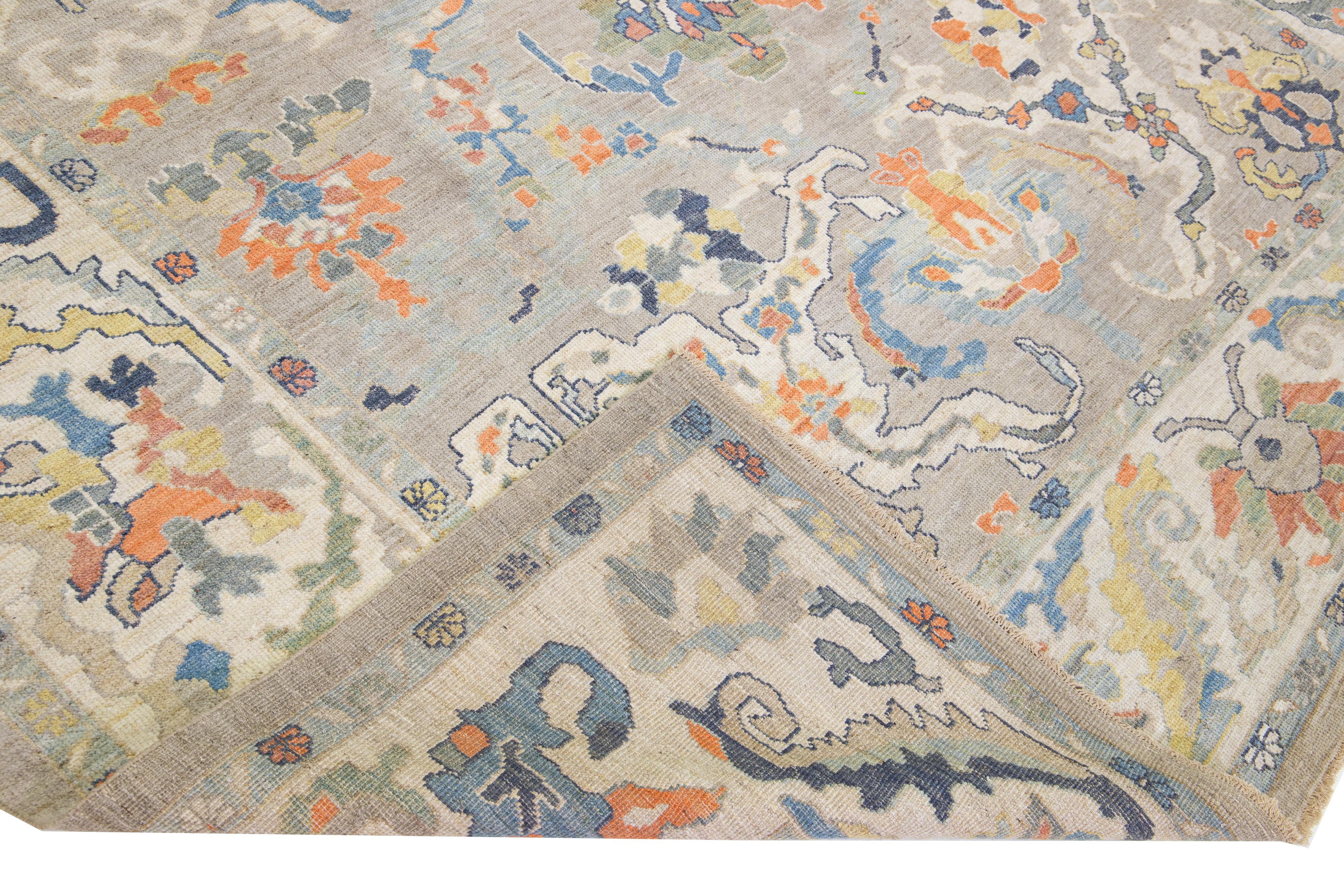 Schöner moderner Sultanabad Teppich aus handgeknüpfter Wolle mit grauem Farbfeld. Dieser Teppich hat einen beigen Rahmen mit orangefarbenen, gelben und blauen Akzenten in einem wunderschönen floralen Allover-Muster.

Dieser Teppich misst: 10'2