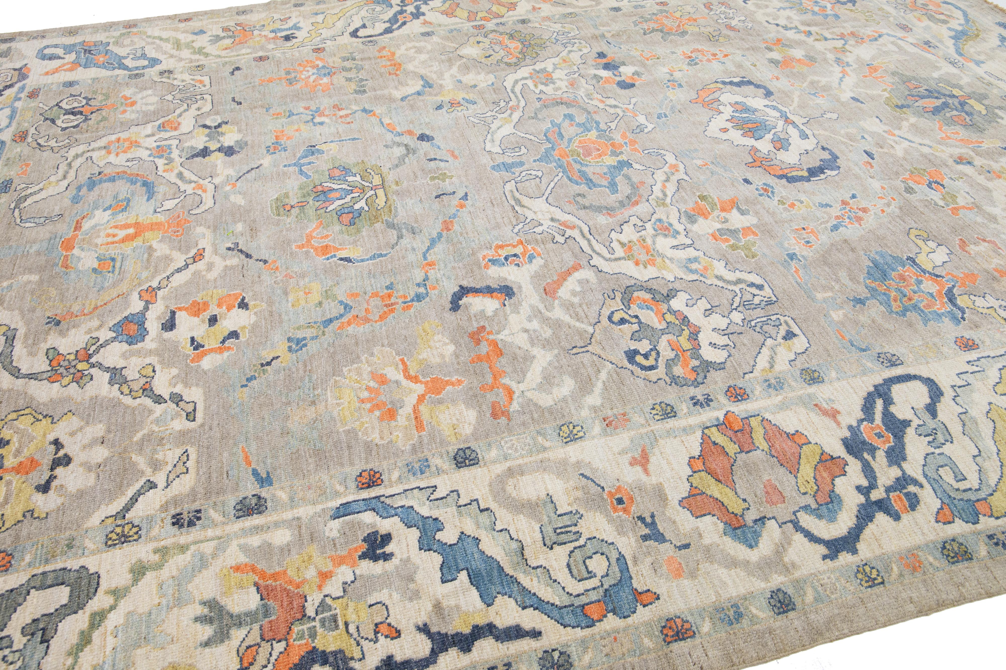Gray Modern Sultanabad Handmade Floral Pattern Wool Rug In New Condition For Sale In Norwalk, CT