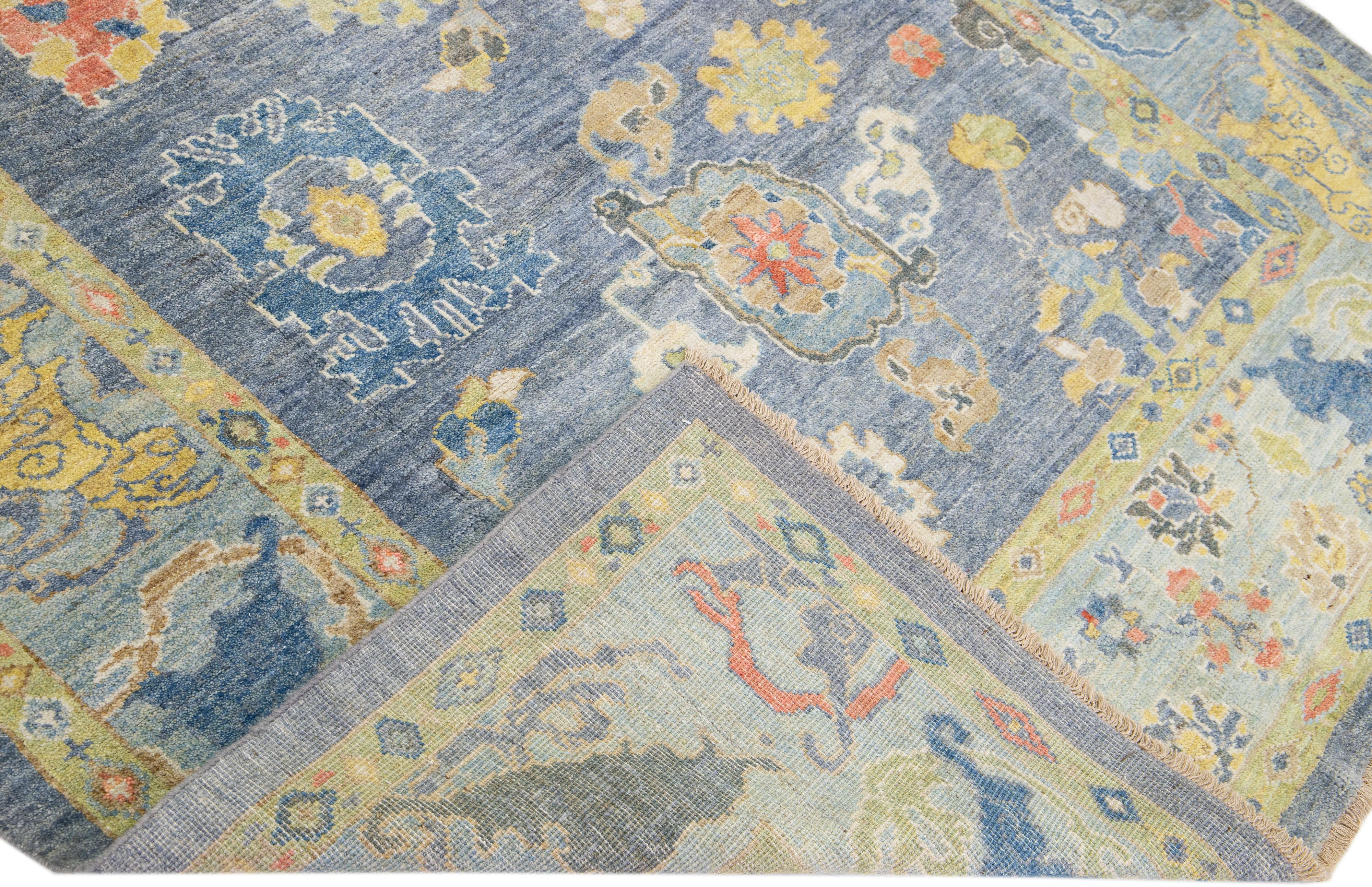 Schöner moderner Sultanabad Teppich aus handgeknüpfter Wolle mit grauem Farbfeld. Dieser Teppich hat mehrfarbige Akzente in einem wunderschönen floralen Allover-Muster.

Dieser Teppich misst: 6'2