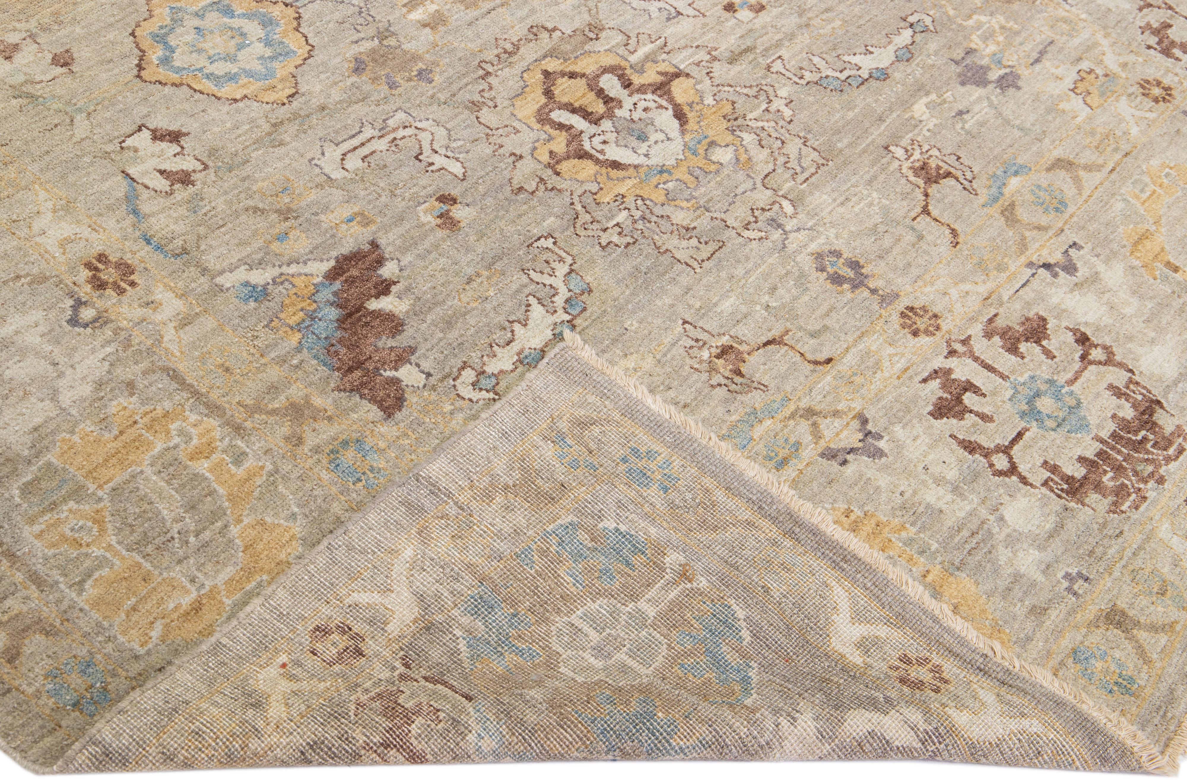 Wunderschöner moderner Sultanabad-Teppich aus handgeknüpfter Wolle mit grau-beigem Feld. Dieser Sultanabad-Teppich hat braune, graue und blaue Akzente in einem prächtigen klassischen Blumenmuster.

Dieser Teppich misst: 7'9