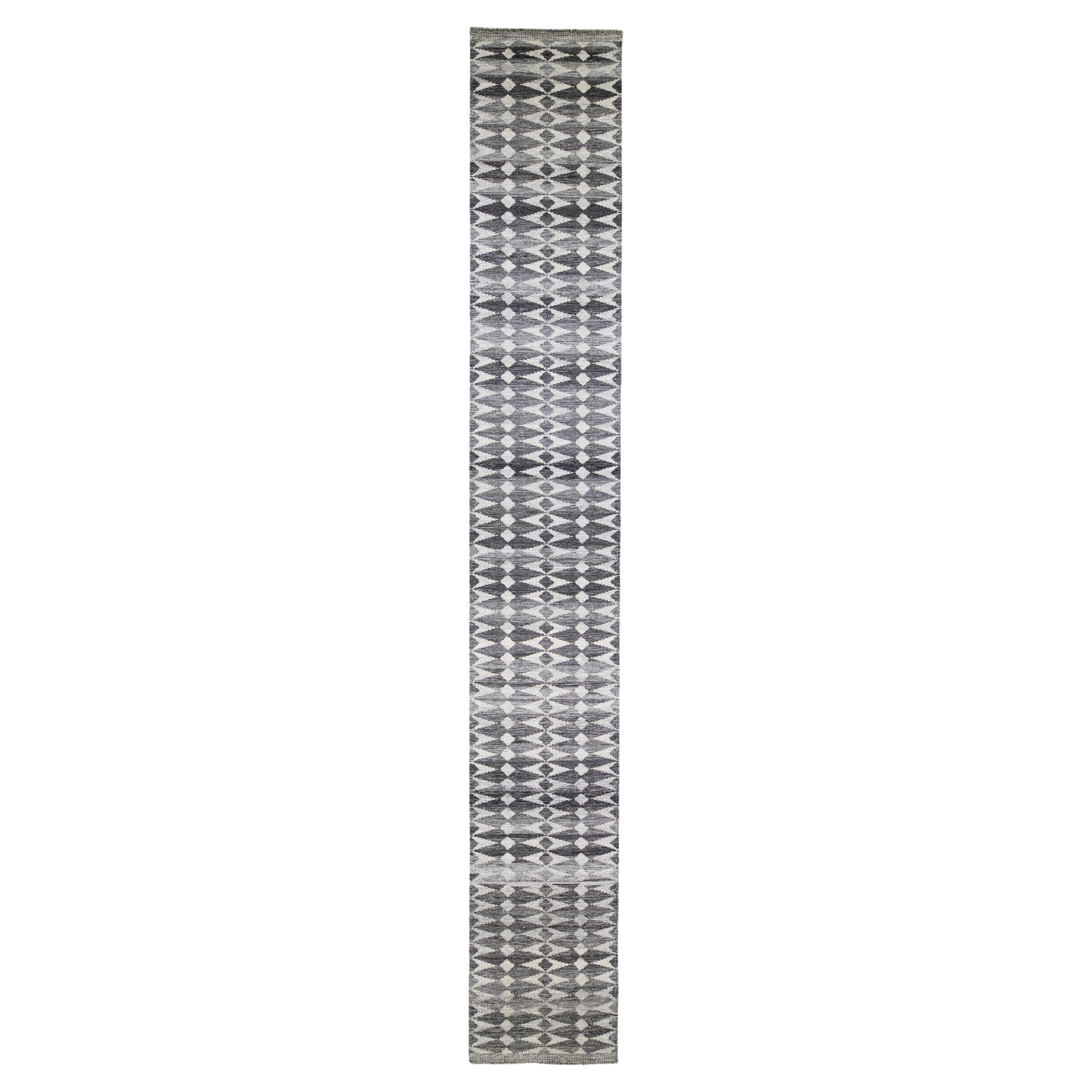 Tapis de couloir en laine gris moderne de style suédois fait à la main et conçu de manière abstraite