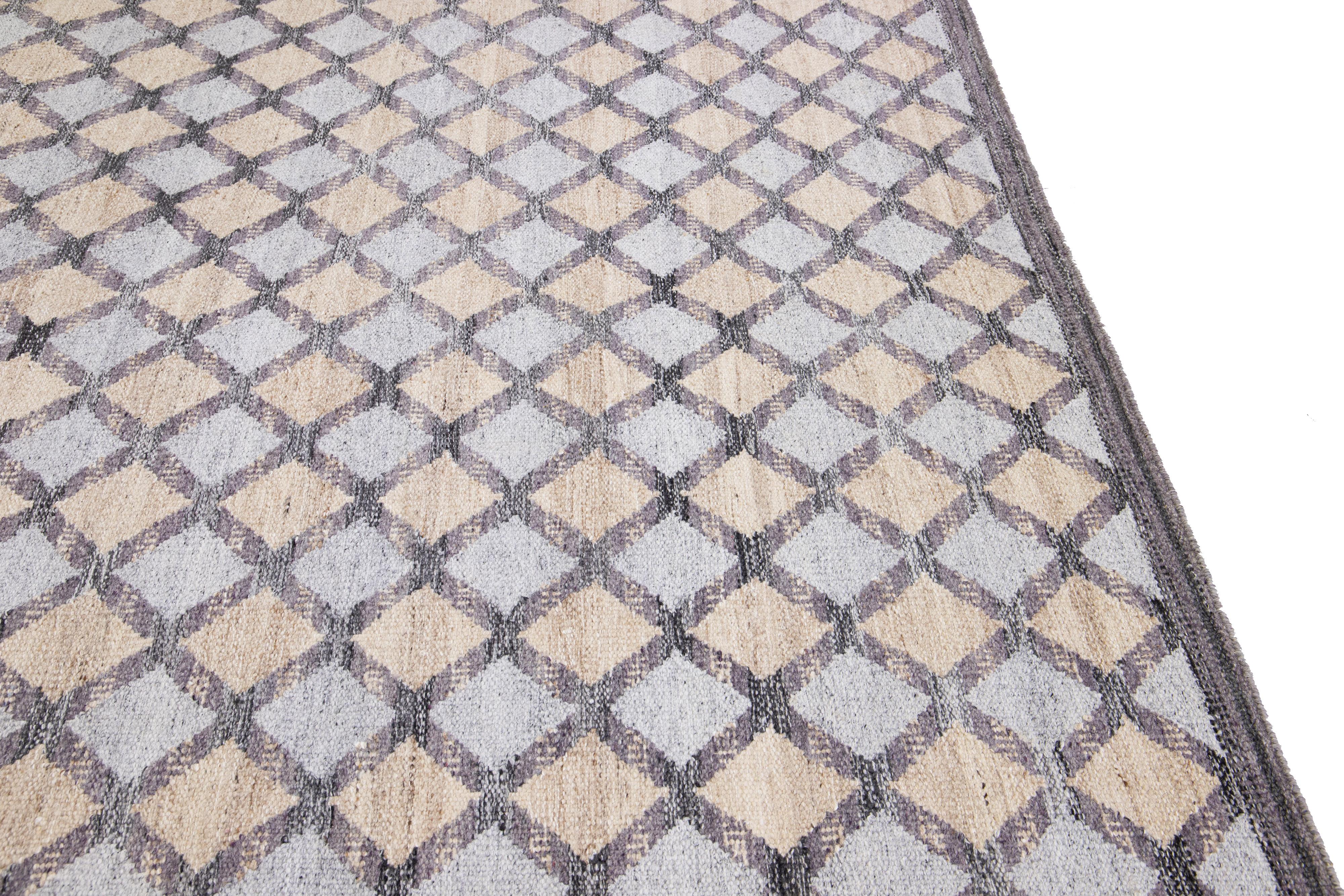 Grauer grauer handgefertigter Wollteppich im modernen schwedischen Stil mit geometrischem Motiv im Zustand „Neu“ im Angebot in Norwalk, CT