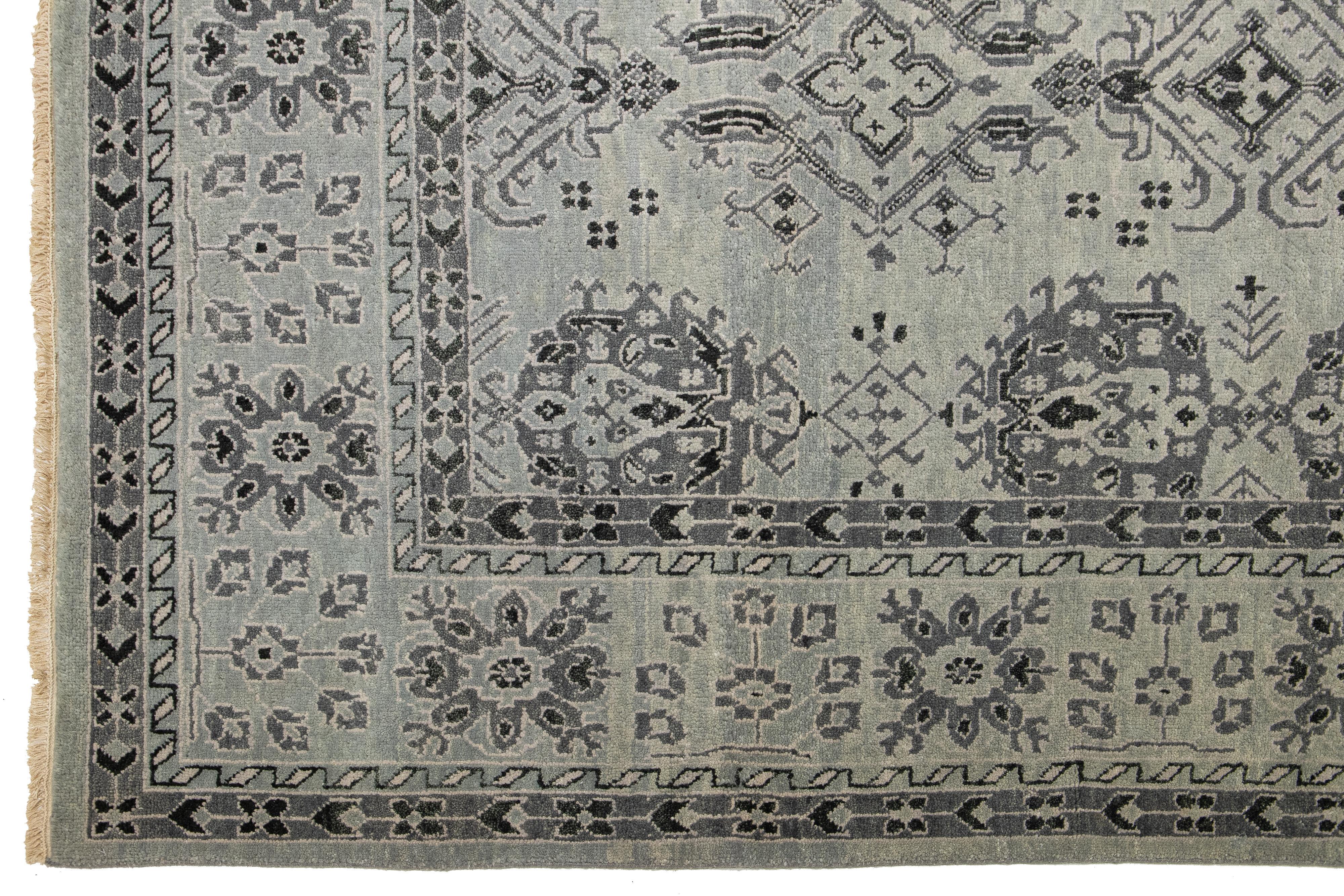 Tapis moderne de style Tabriz fait à la main avec motif sur toute la surface en vente 1