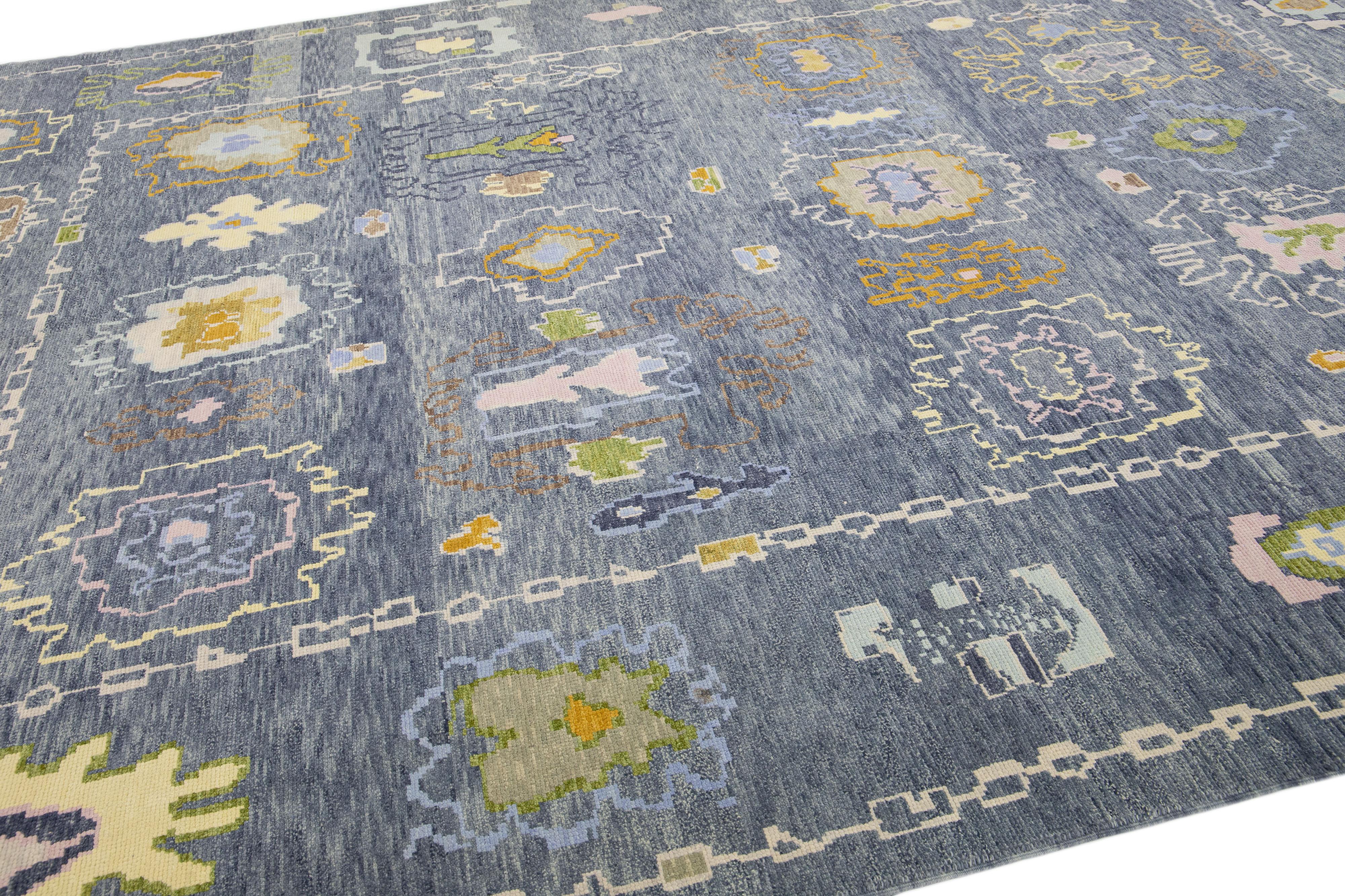 Gray Modern Turkish Oushak Handmade Room size Wool Rug with Floral Pattern In New Condition For Sale In Norwalk, CT