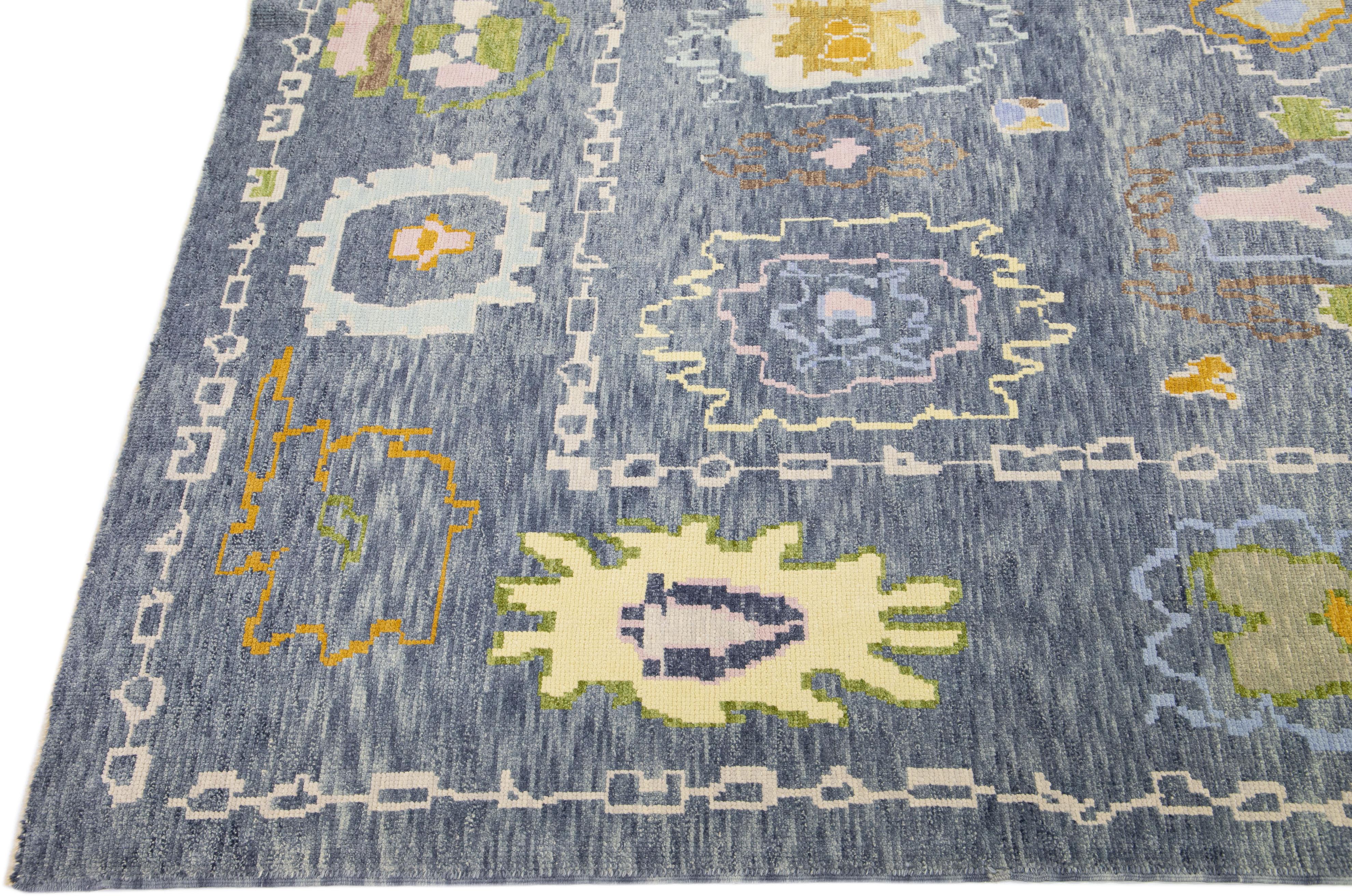 Contemporary Gray Modern Turkish Oushak Handmade Room size Wool Rug with Floral Pattern For Sale