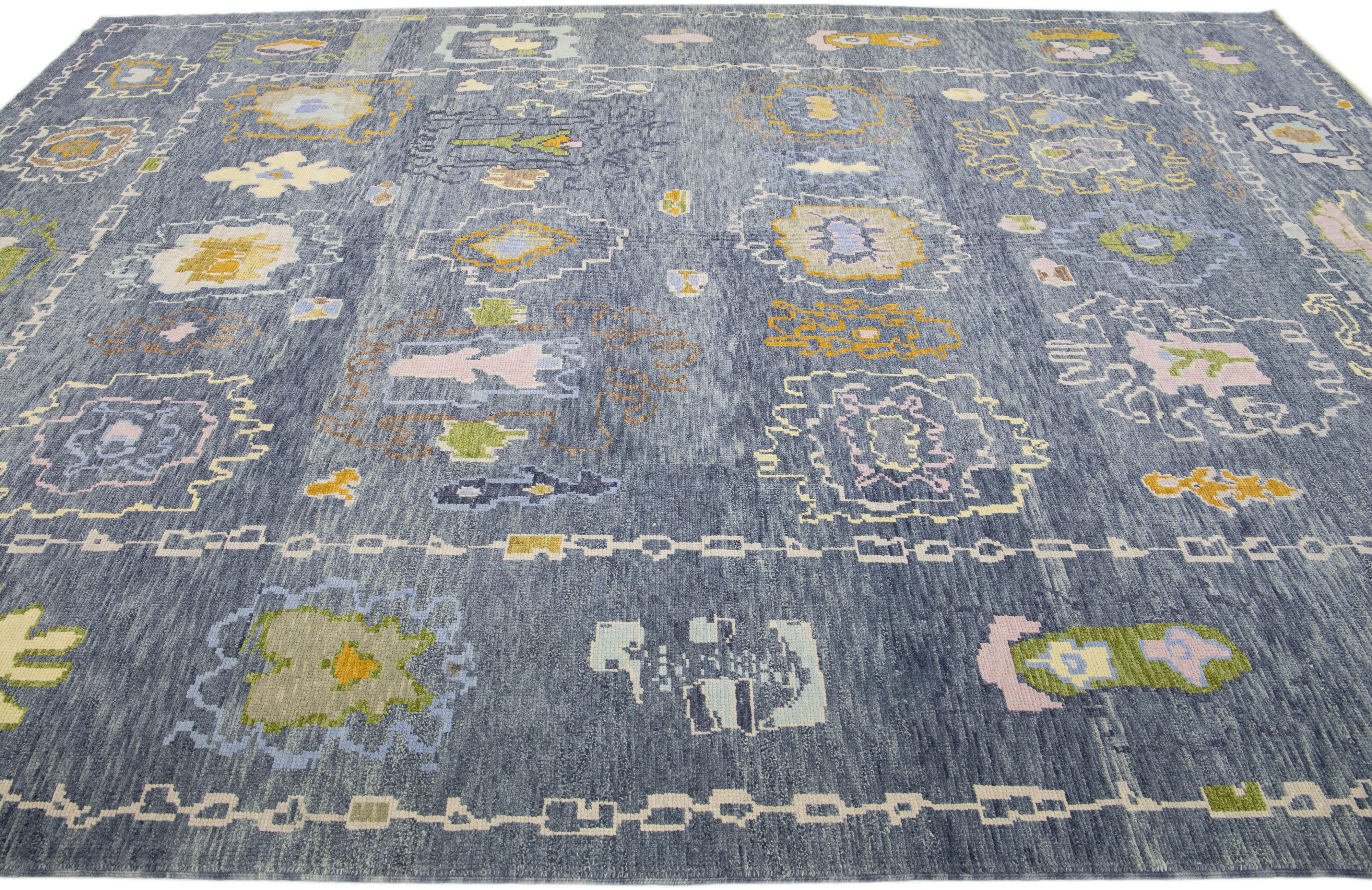 Gray Modern Turkish Oushak Handmade Room size Wool Rug with Floral Pattern For Sale 1