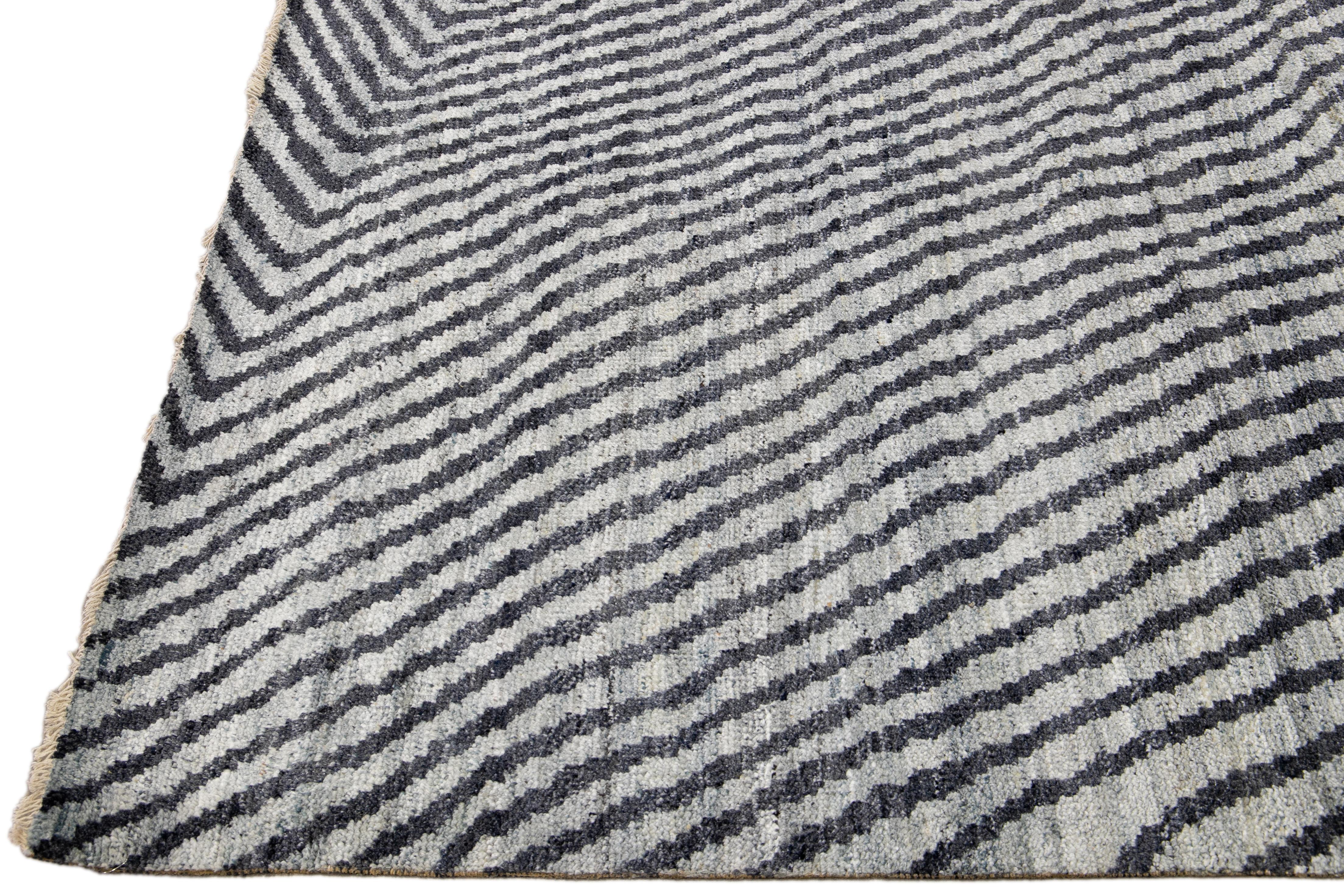 Hand-Knotted Gray Modern Vivien Handmade Seamless Abstract Pattern Wool Rug For Sale