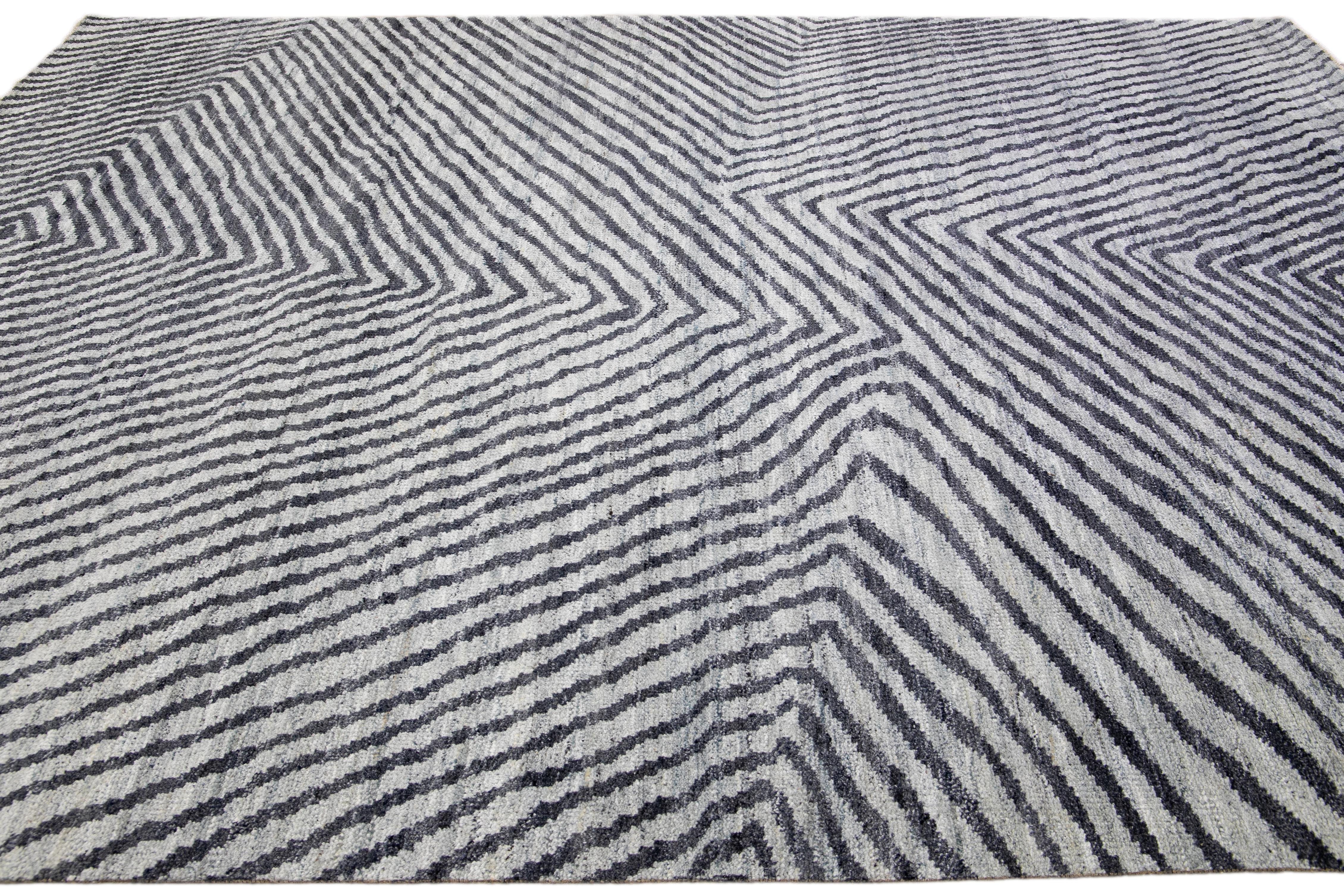 Gray Modern Vivien Handmade Seamless Abstract Pattern Wool Rug In New Condition For Sale In Norwalk, CT