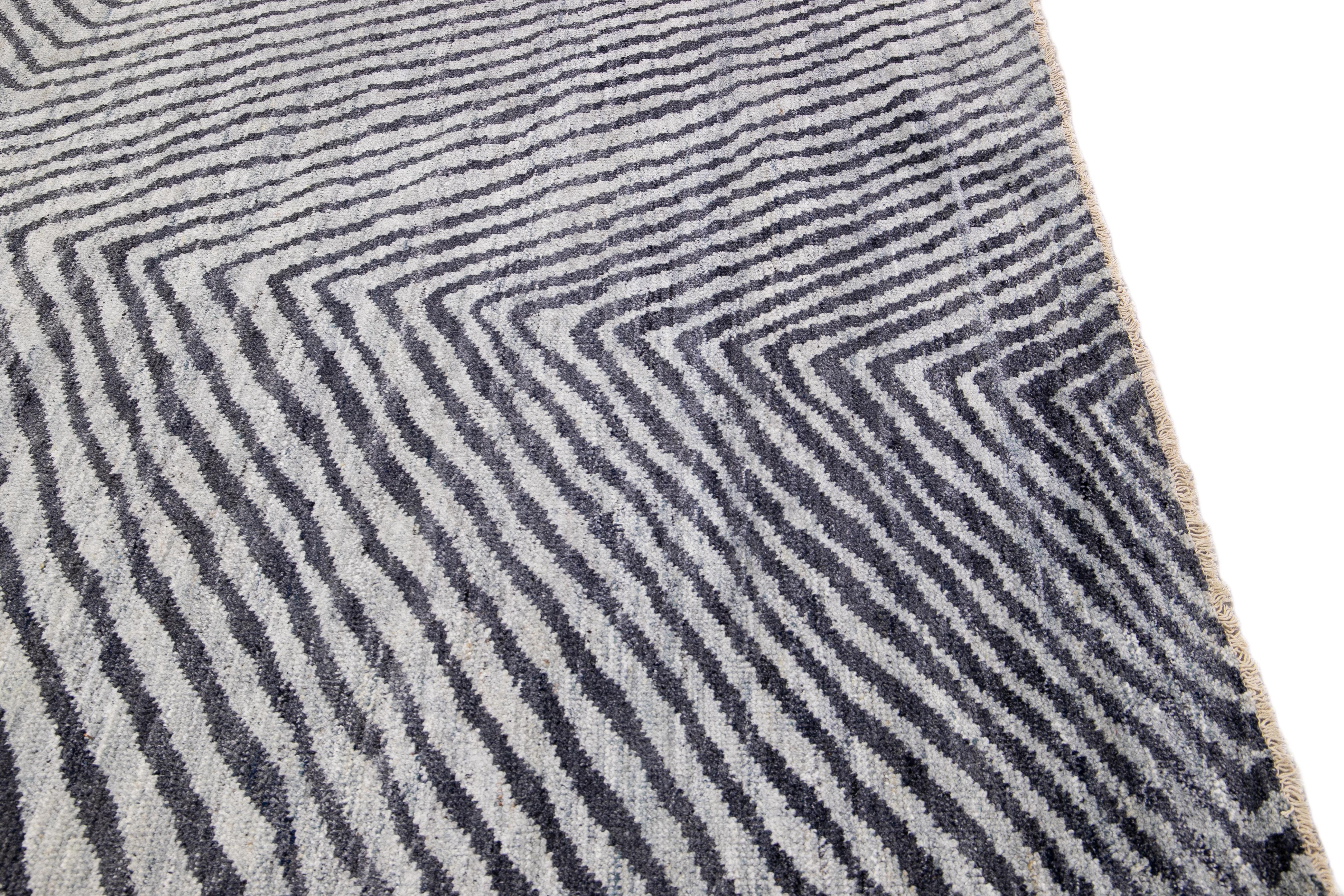 Gray Modern Vivien Handmade Seamless Abstract Pattern Wool Rug For Sale 1