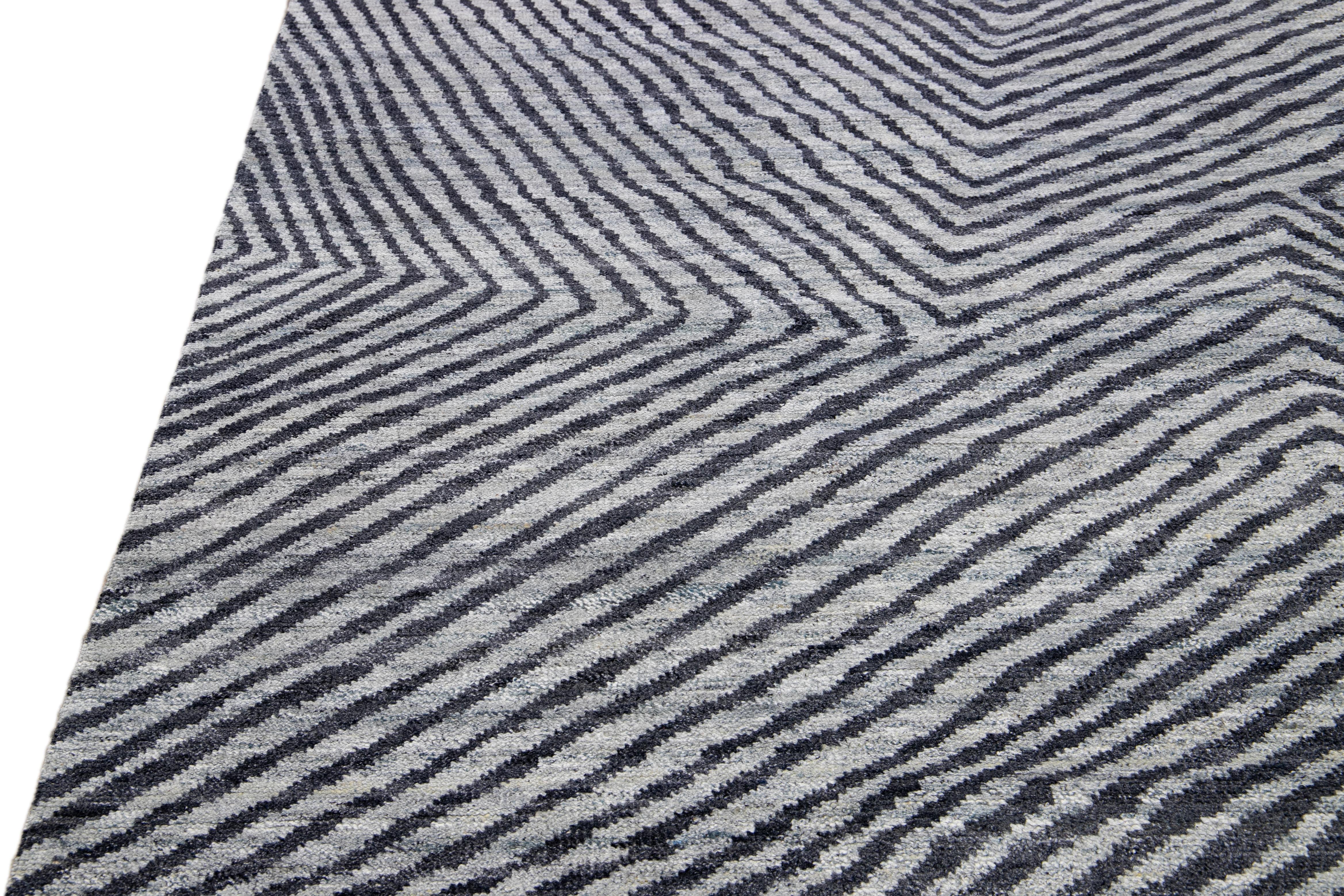 Gray Modern Vivien Handmade Seamless Abstract Pattern Wool Rug For Sale 2