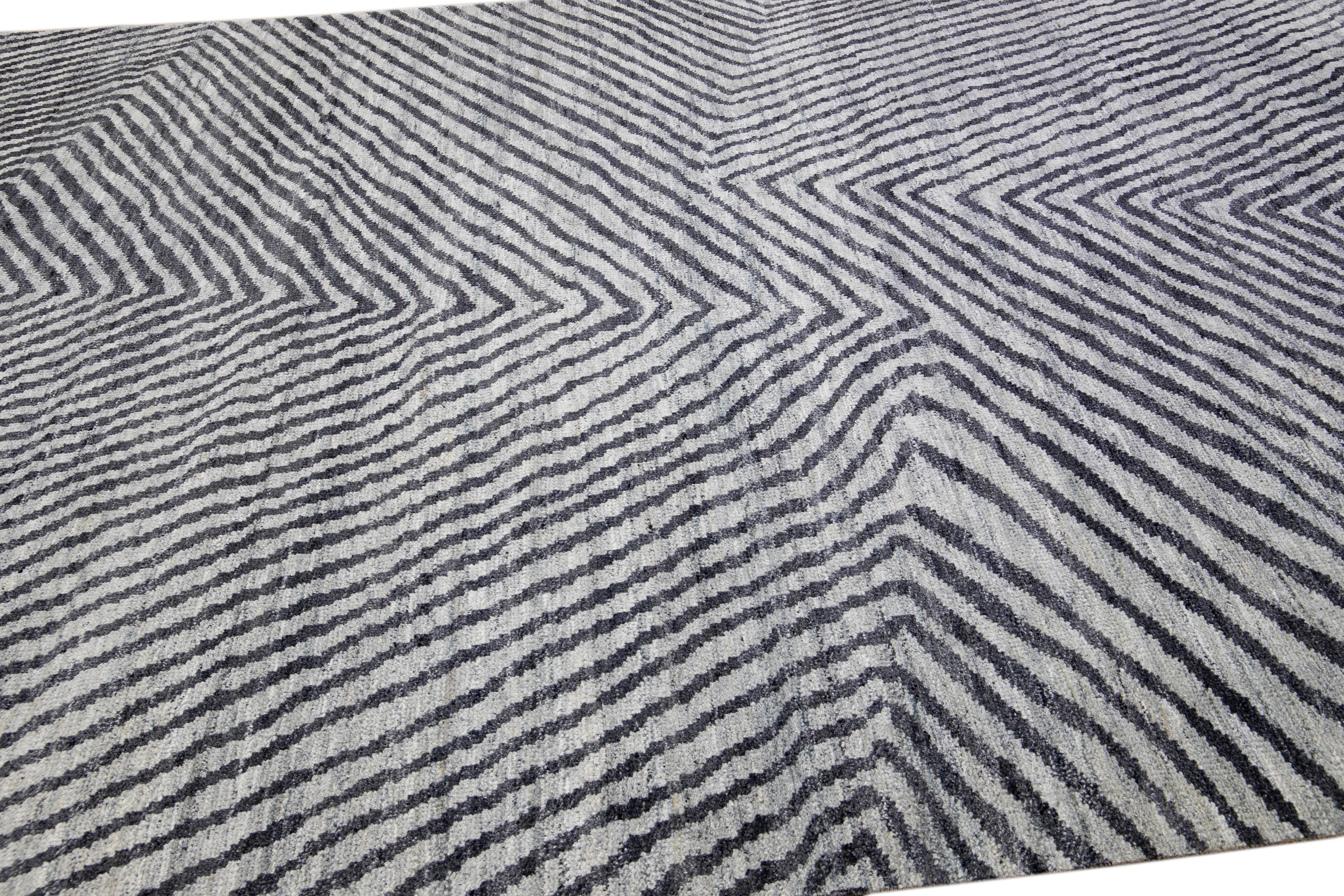 Gray Modern Vivien Handmade Seamless Abstract Pattern Wool Rug For Sale 3