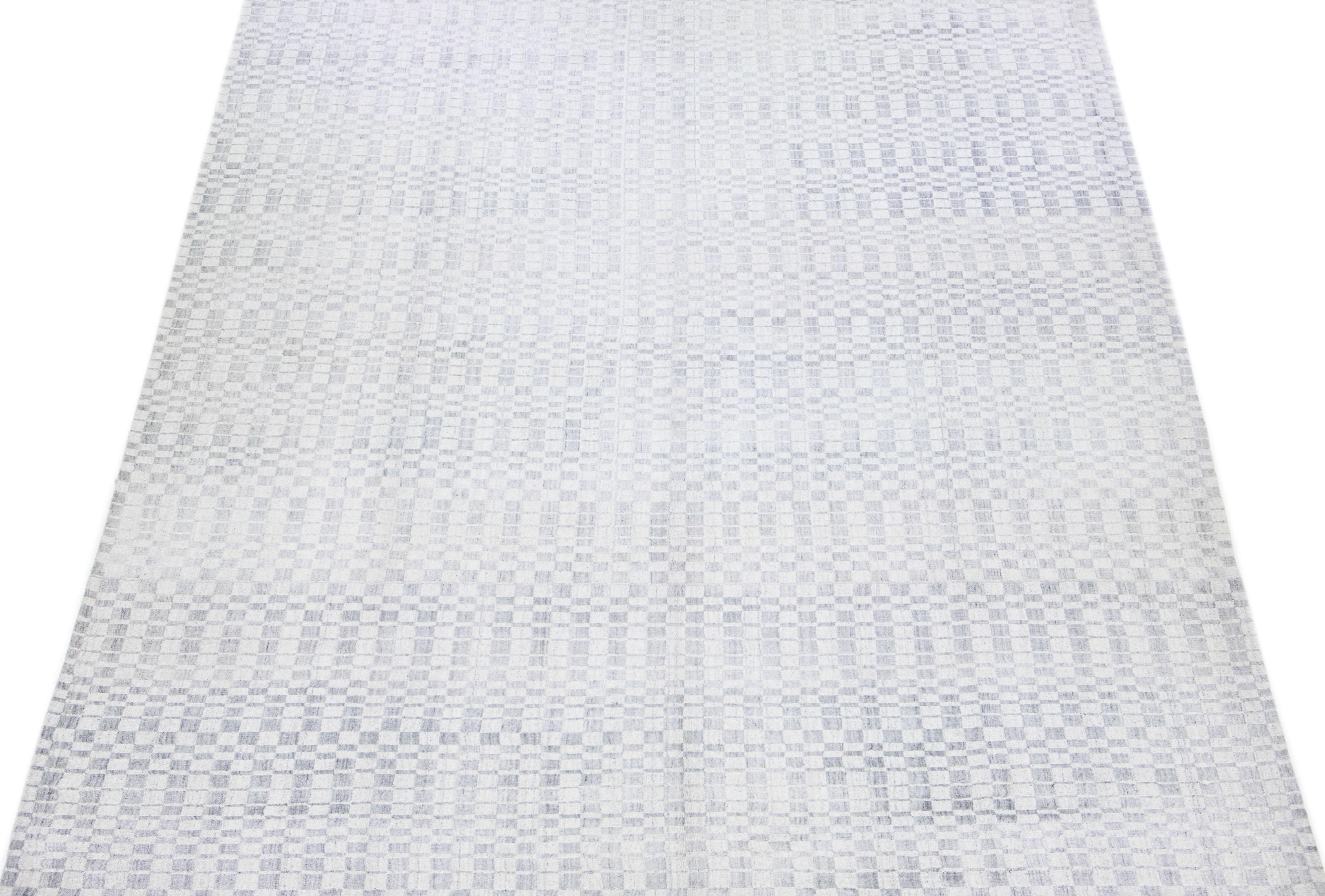 Beautiful modern wool & Silk rug with a grey field featuring a gorgeous seamless geometric design.

This rug measures 9'11