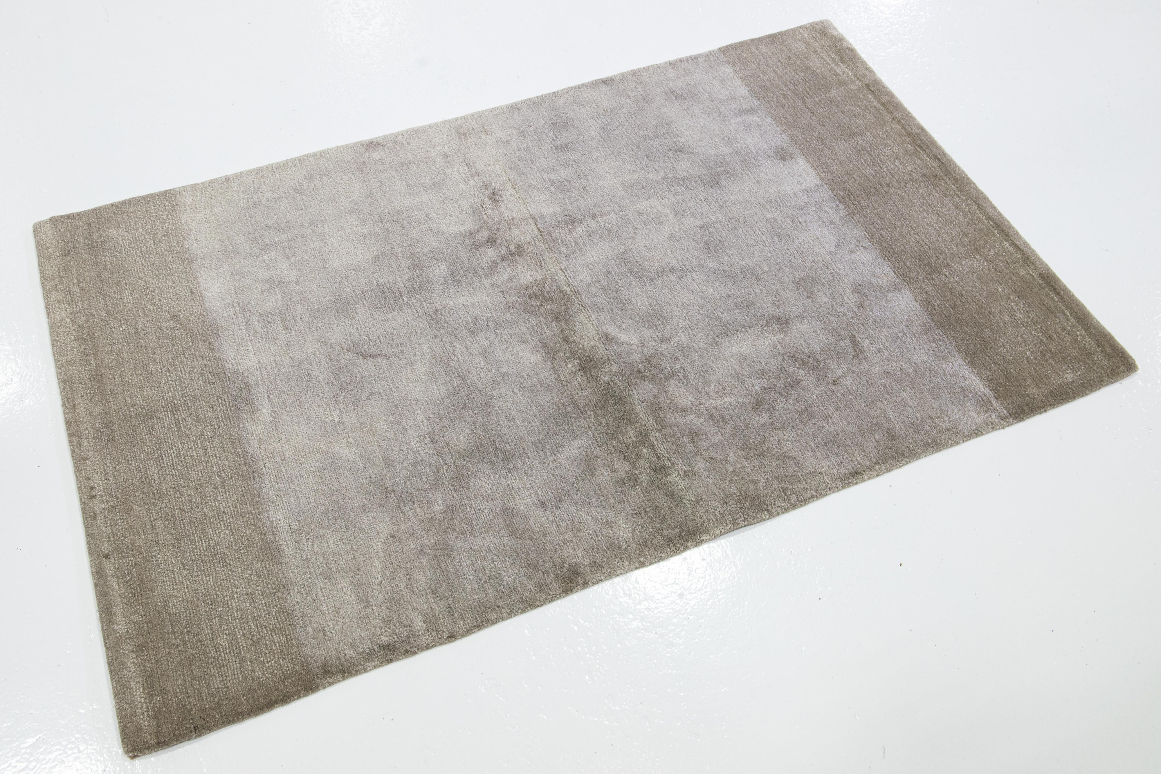 Dieser maßgefertigte Teppich bietet mit seinen natürlichen Farbtönen einen subtilen Luxus. Die Timpa-Bindung hebt die natürlichen Streifen der Wolle hervor und hat eine durchschnittliche Florhöhe von 0,41 cm. Das Leinen verleiht ihm Textur und einen