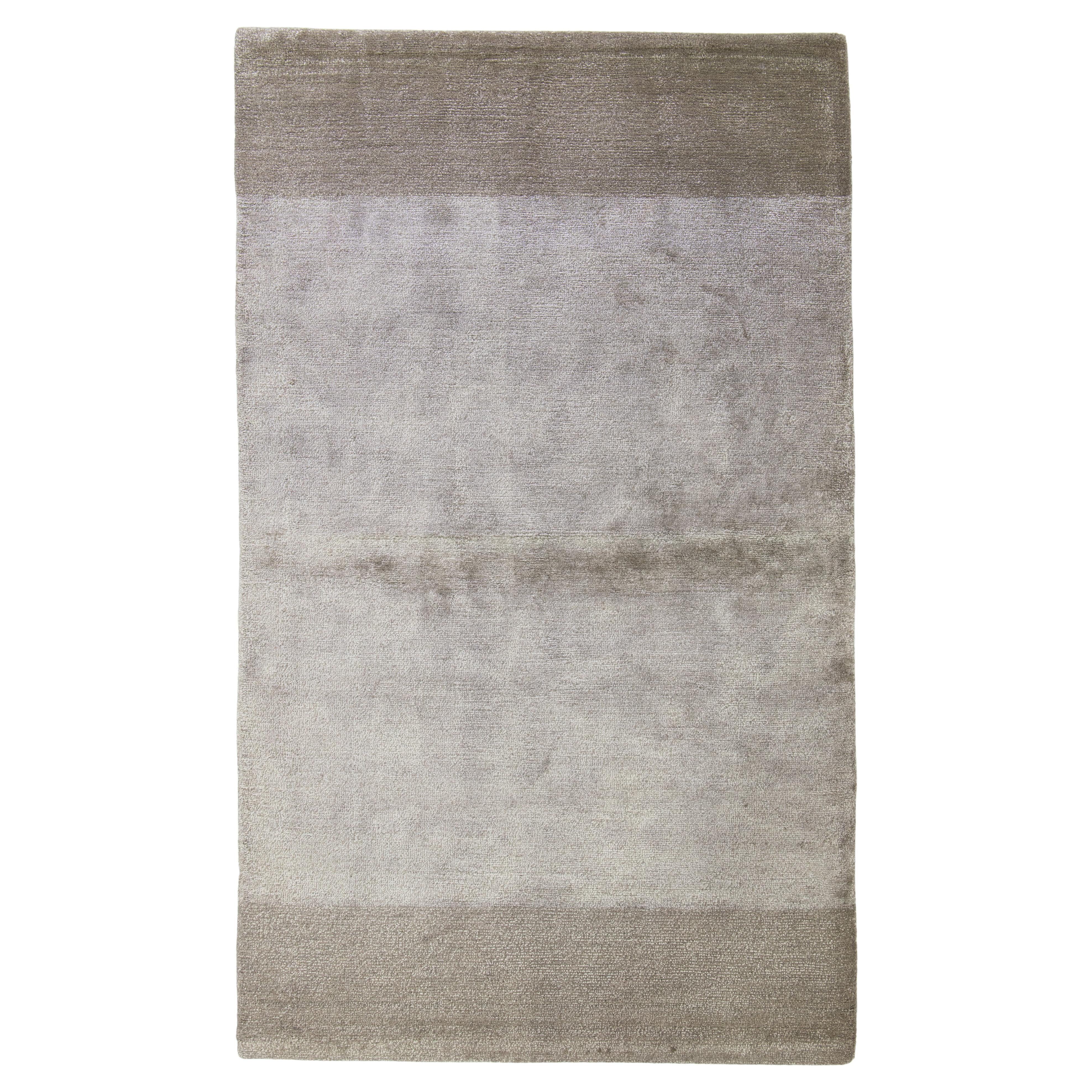 Alfombra moderna de lana y seda gris con diseño de rayas