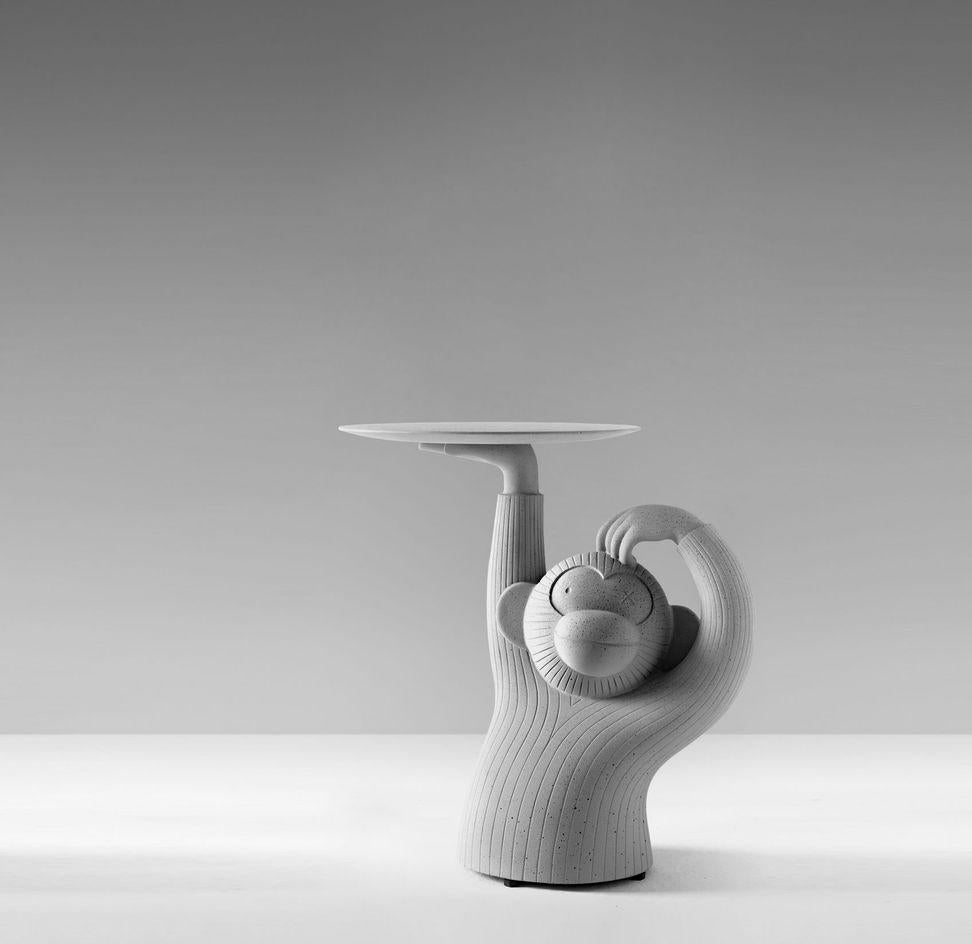 Table d'appoint en forme de singe gris par Jaime Hayon
Dimensions : D 40 x L 59 x H 60 cm 
Matériaux : Table d'appoint fabriquée en une seule pièce de béton architectural, en gris, noir ou blanc. Comprend des patins réglementaires.
Disponible en