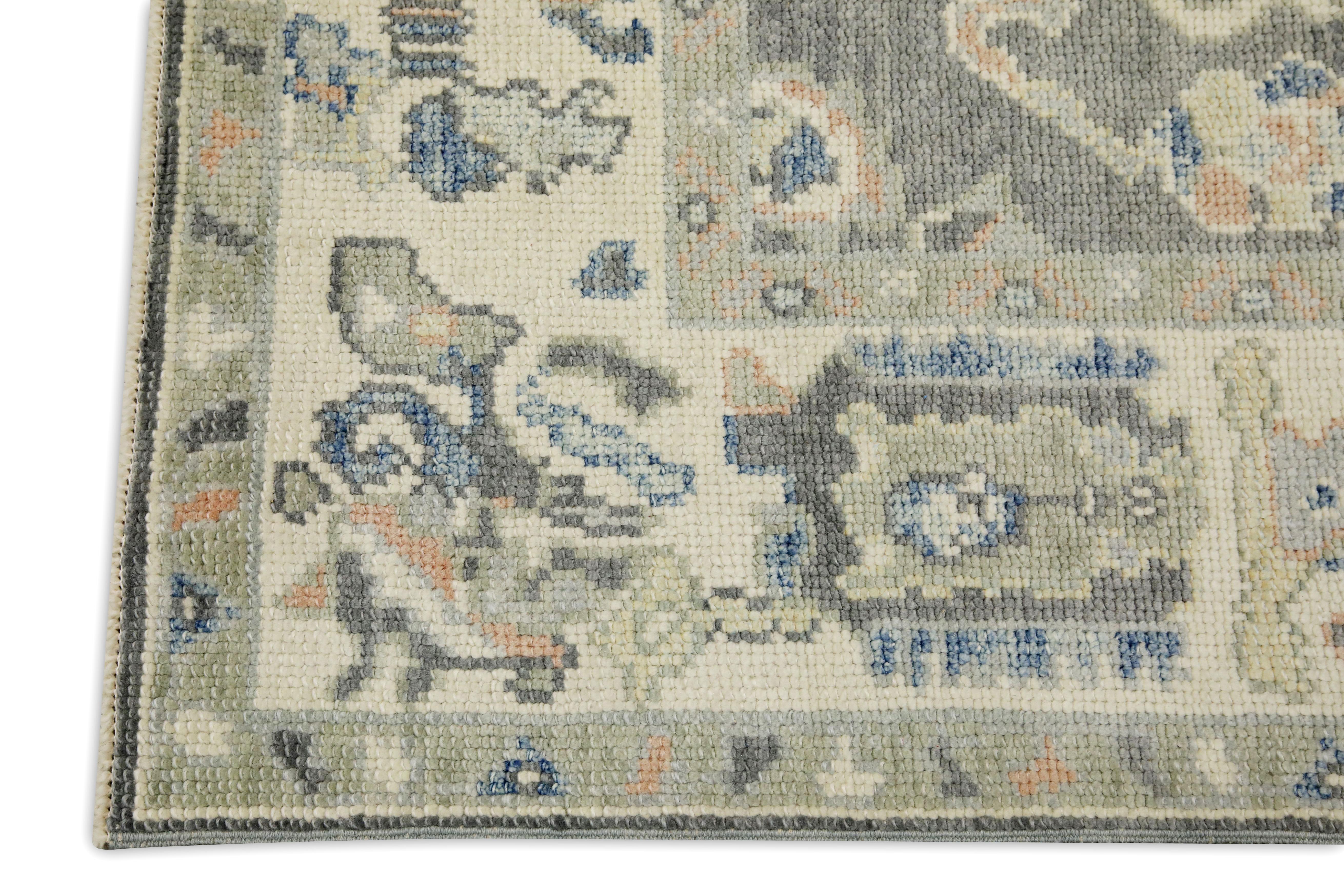 Türkischer Oushak-Teppich in Grau mit mehrfarbigem, geblümtem Design aus Wolle, 4' x 5'10