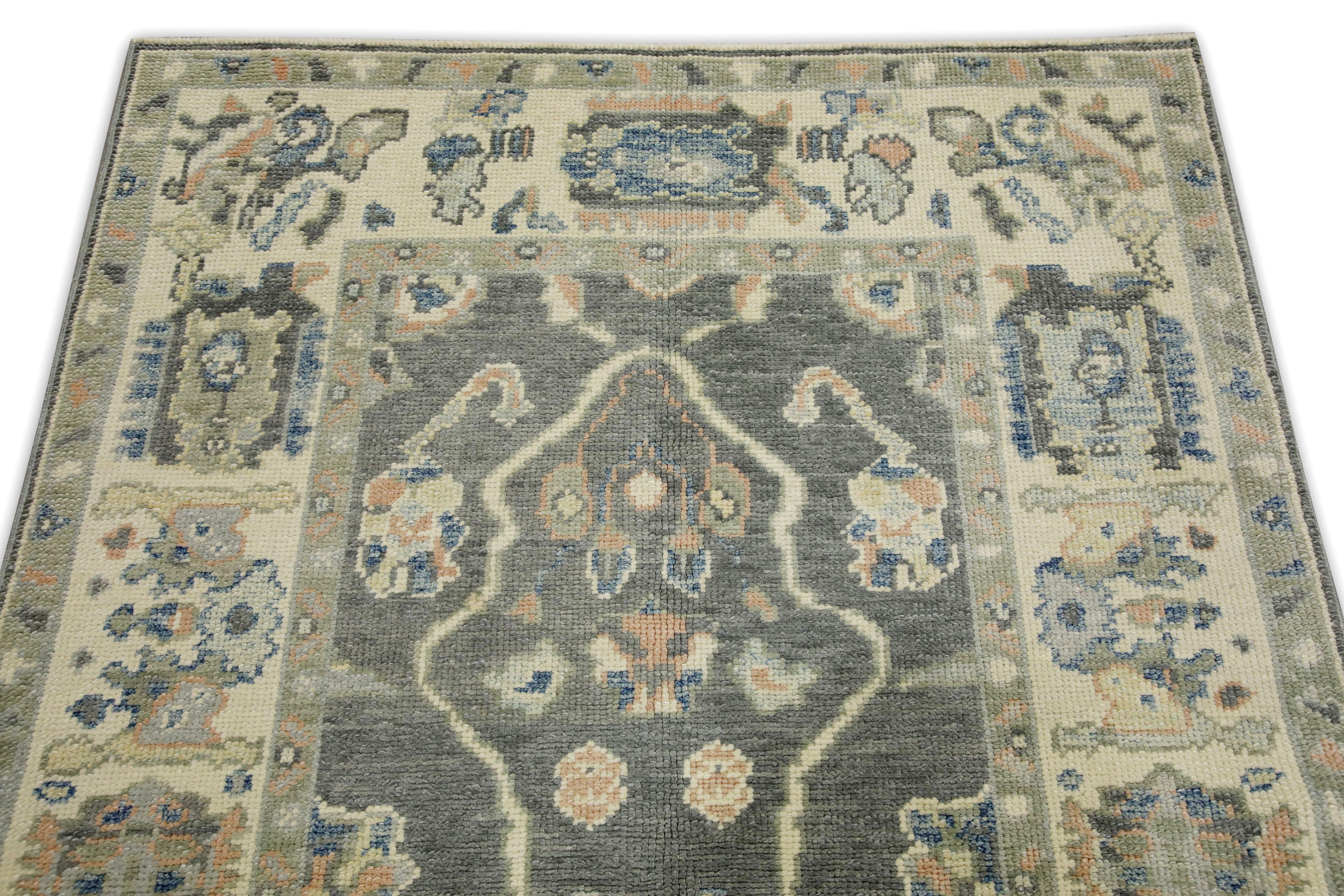 Türkischer Oushak-Teppich in Grau mit mehrfarbigem, geblümtem Design aus Wolle, 4' x 5'10