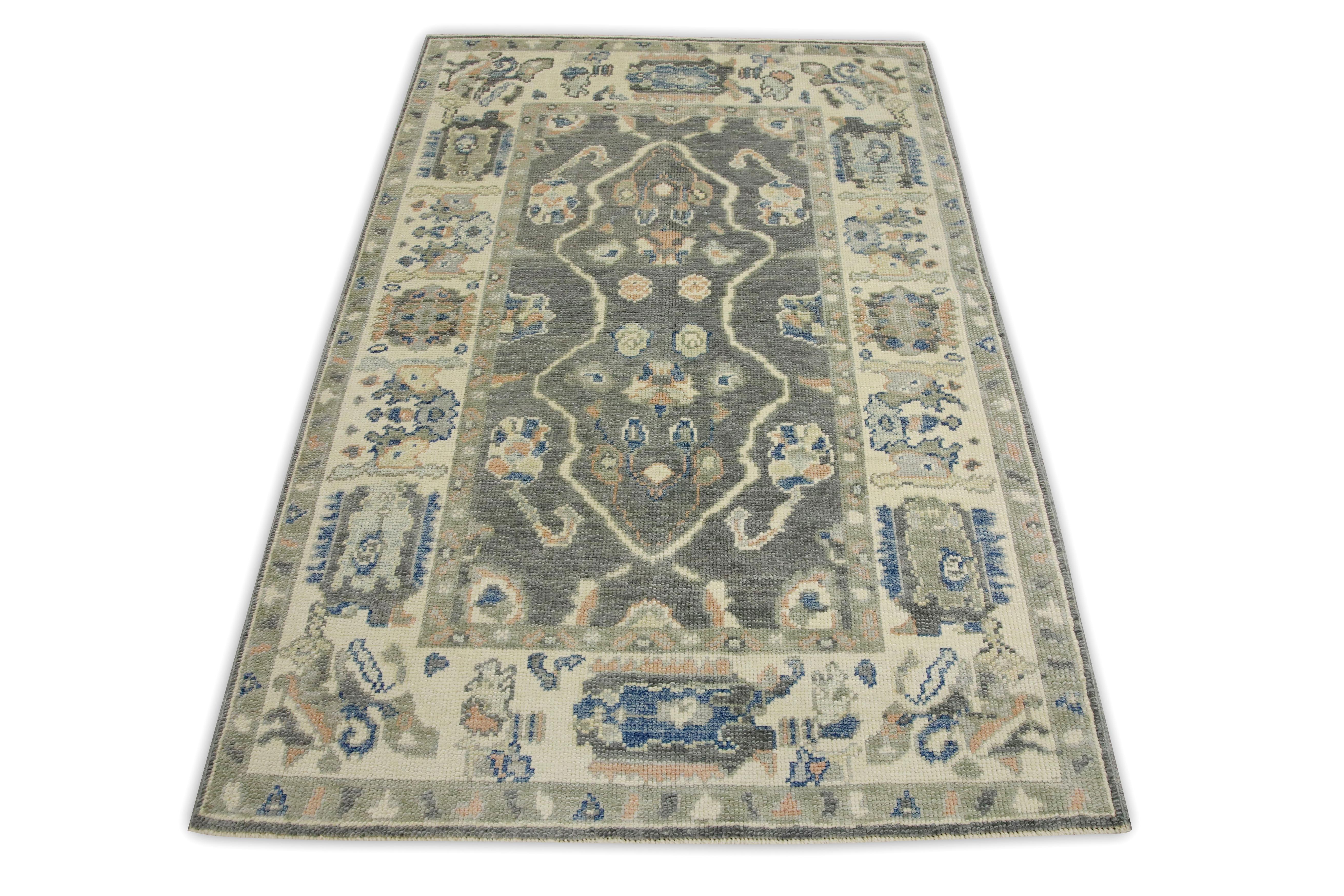 Türkischer Oushak-Teppich in Grau mit mehrfarbigem, geblümtem Design aus Wolle, 4' x 5'10