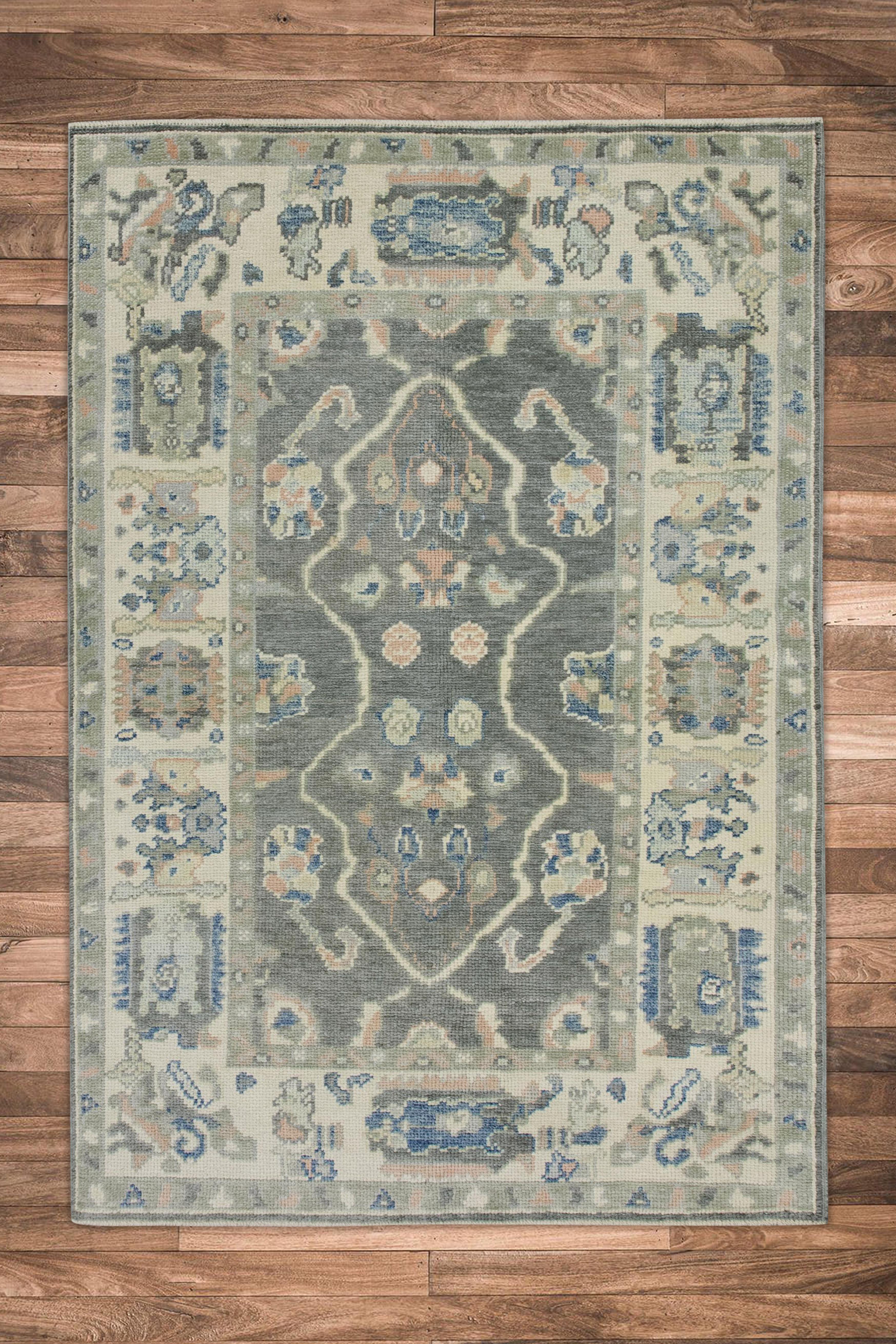 Türkischer Oushak-Teppich in Grau mit mehrfarbigem, geblümtem Design aus Wolle, 4' x 5'10