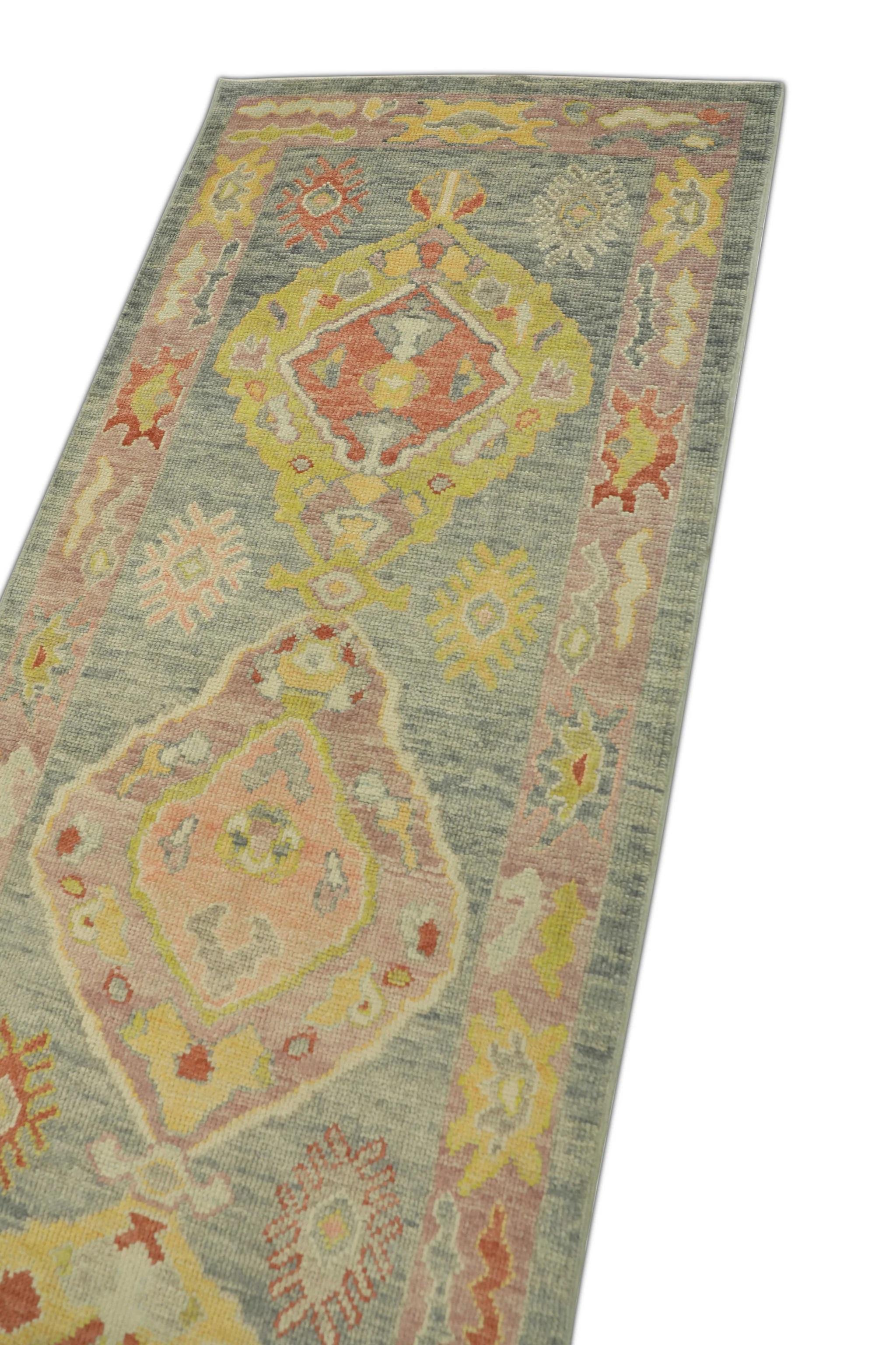 Dieser türkische Oushak-Teppich ist ein atemberaubendes Kunstwerk, das von erfahrenen Kunsthandwerkern mit traditionellen Techniken handgewebt wurde. Der Teppich weist komplizierte Muster und eine weiche Farbpalette auf, die durch die Verwendung
