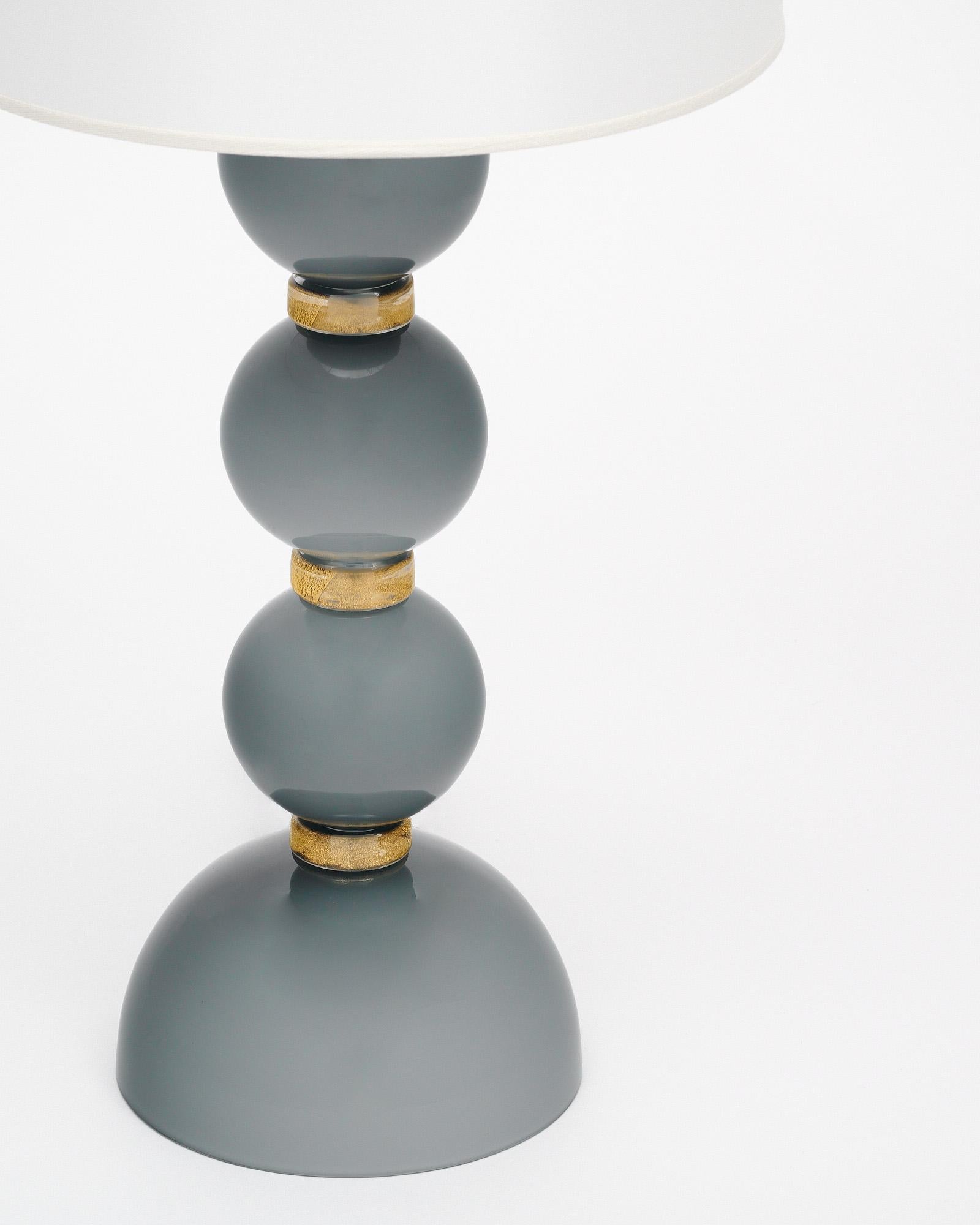 italien Lampes de table Incamiciato en verre de Murano gris en vente