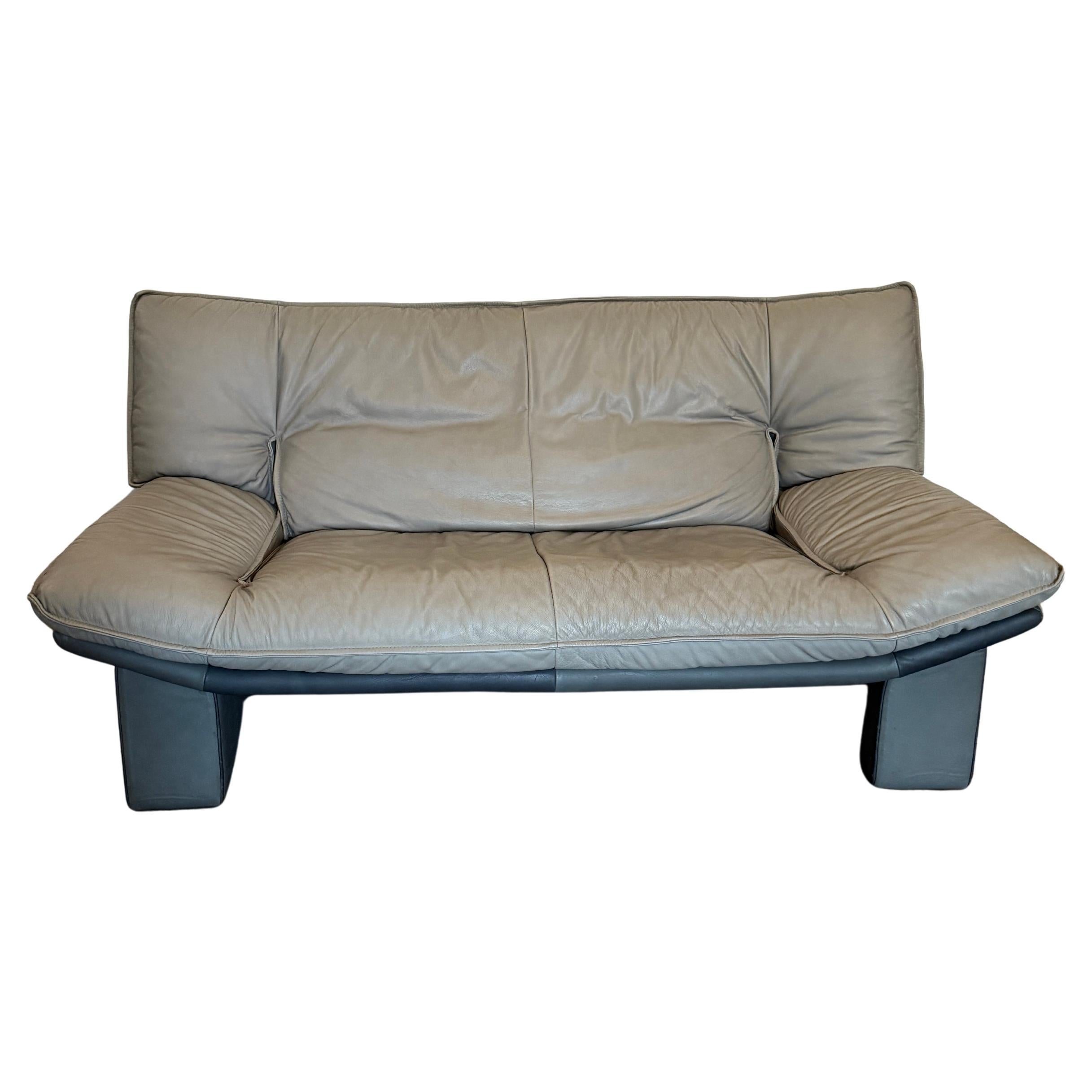 Divano basso in pelle italiana di colore grigio di Nicoletti Salotti Post-Moderno