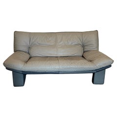 Divano basso in pelle italiana di colore grigio di Nicoletti Salotti Post-Moderno