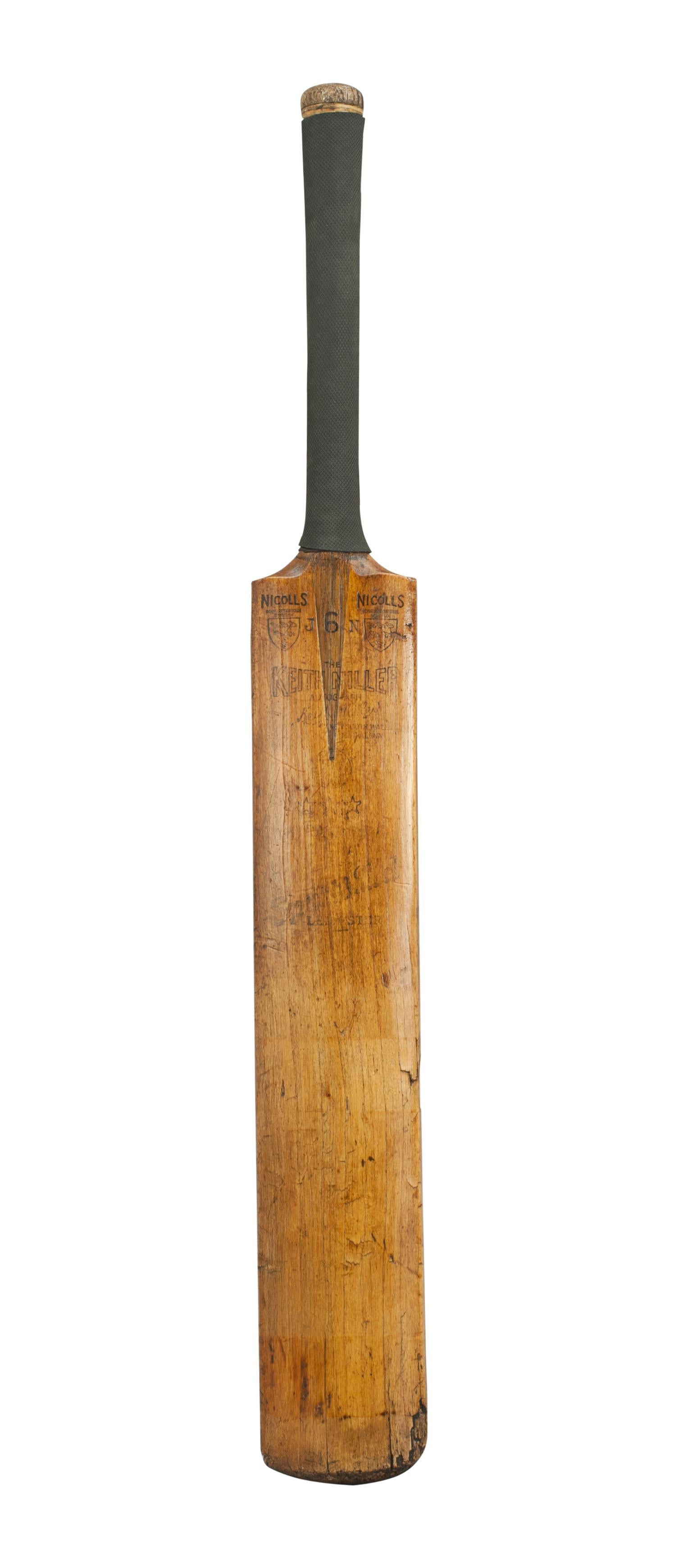 Nicolls Keith Miller Autograph cricket bat.
A fine gray Nicolls treble sprung cricket bat 'The Keith Miller Autograph'. The bat is in good condition with new rubber grip and has been adapted into a toilet roll holder. The shoulders are embossed