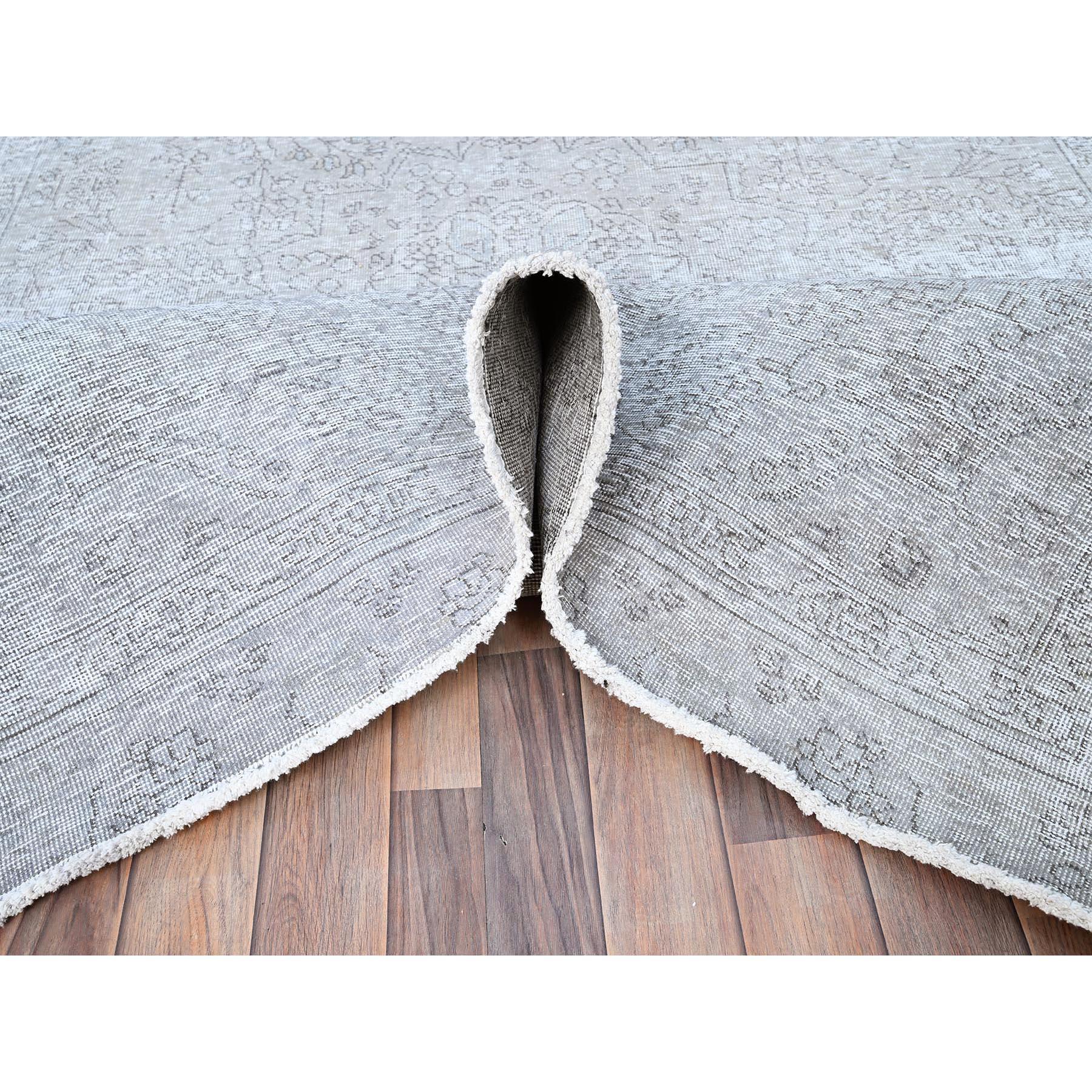 Grauer altpersischer Tabriz All Over Design getragene Wolle rustikaler Look handgeknüpfter Teppich (Mitte des 20. Jahrhunderts) im Angebot