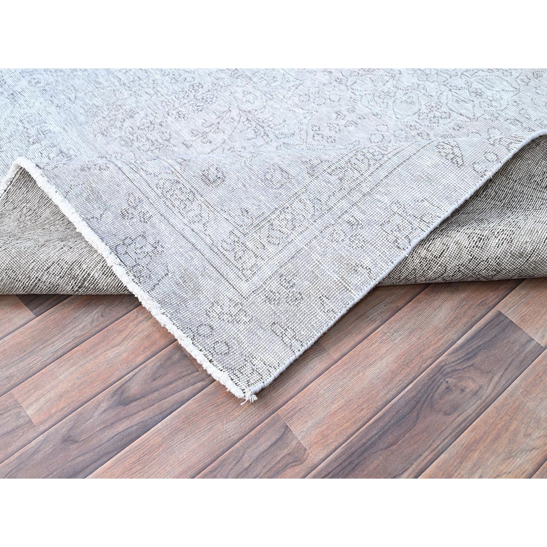 Grauer altpersischer Tabriz All Over Design getragene Wolle rustikaler Look handgeknüpfter Teppich im Angebot 1