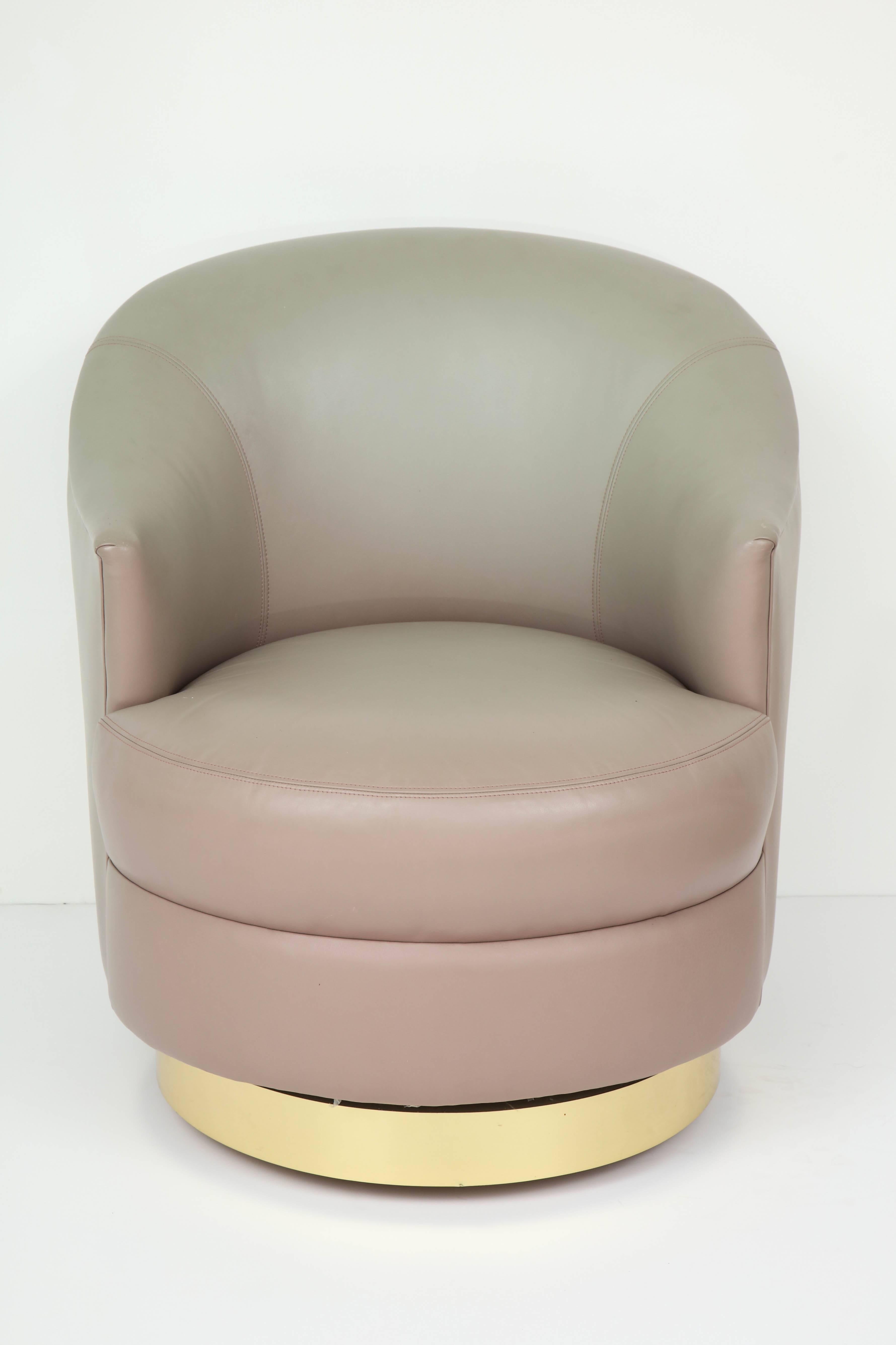 Schöner grauer Ombre-Ledersessel von Steve Chase.
Der Stuhl ist in der ursprünglichen Lederpolsterung, die in großem Vintage-Zustand ist.
 Der Stuhl ist auf Rollen gelagert und kann so leicht bewegt werden.