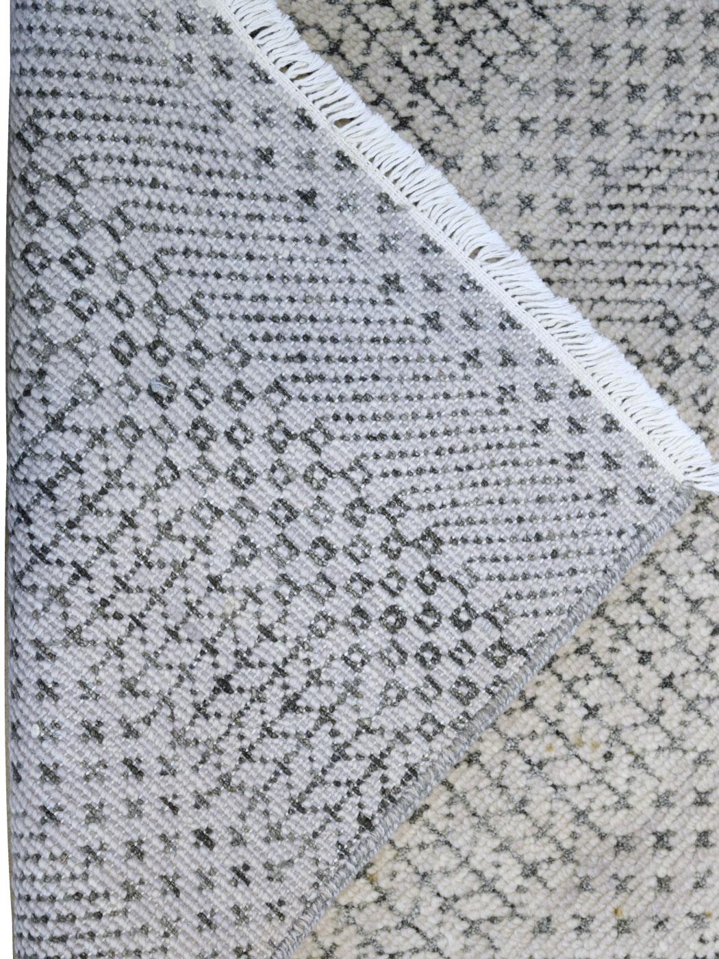 Moderner handgeknüpfter Wollteppich in Grau auf Grau, 6' x 9' (21. Jahrhundert und zeitgenössisch) im Angebot