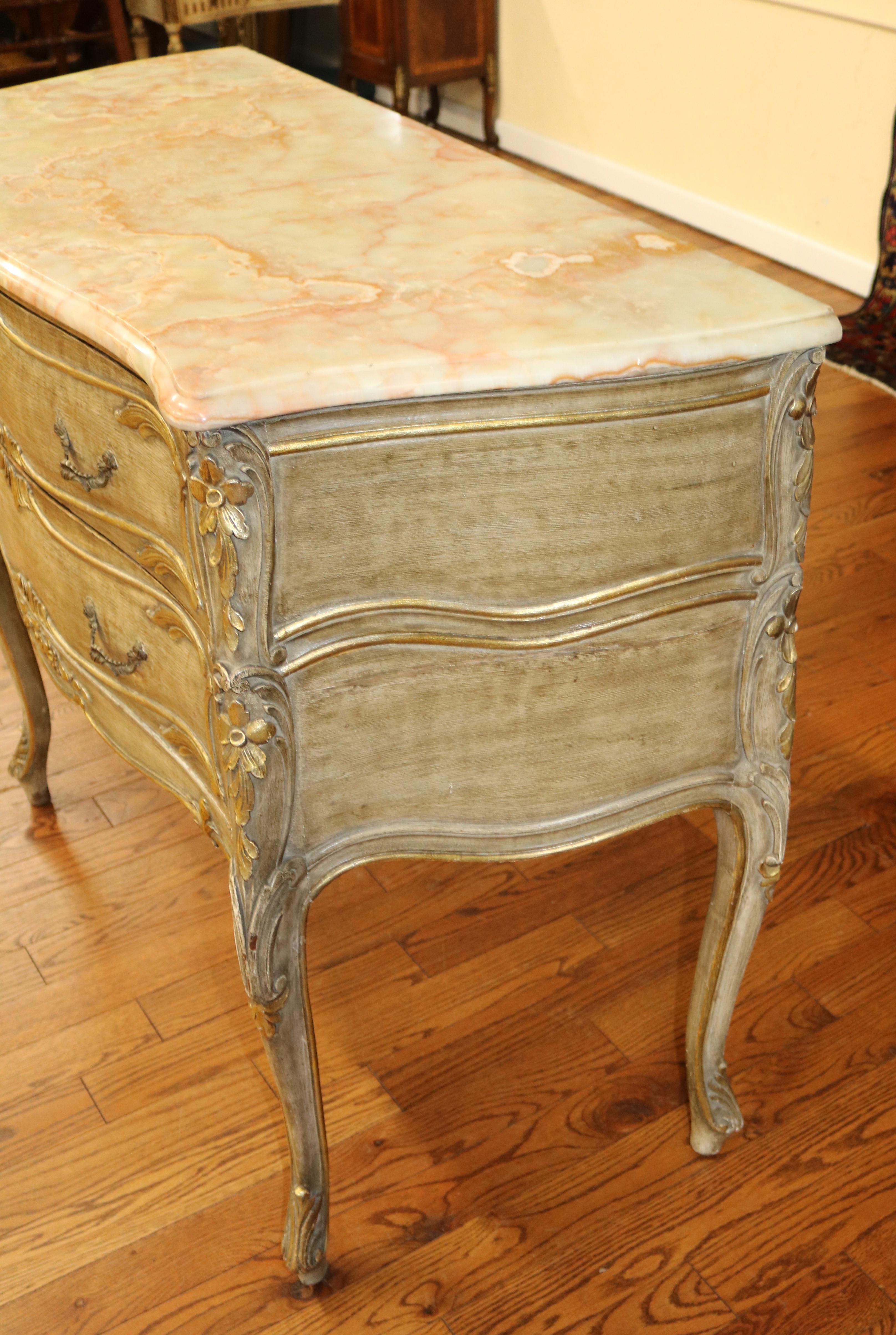Cassettiera in stile gustaviano con piano in onice grigio Commode in vendita 2