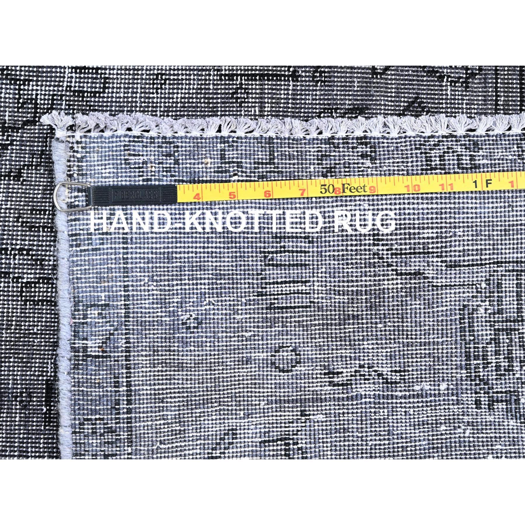 Grauer handgeknüpfter Vintage-Teppich aus getragener Wolle aus persischem Täbris im Distressed-Look im Angebot 5