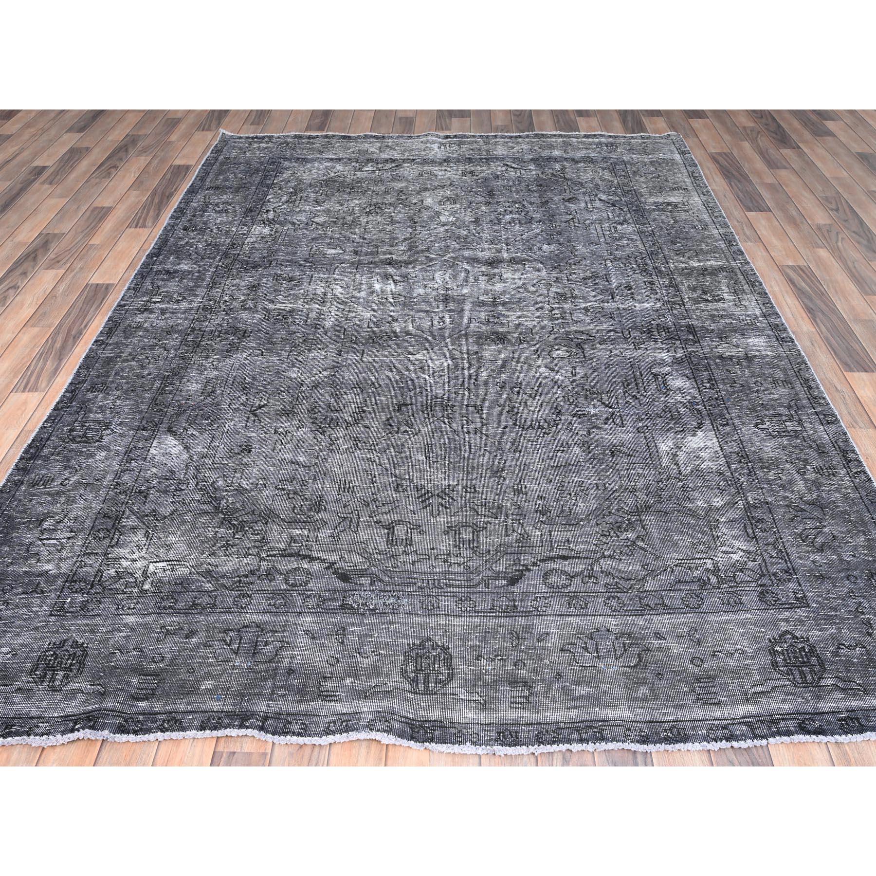 Grauer handgeknüpfter Vintage-Teppich aus getragener Wolle aus persischem Täbris im Distressed-Look (Tabriz) im Angebot
